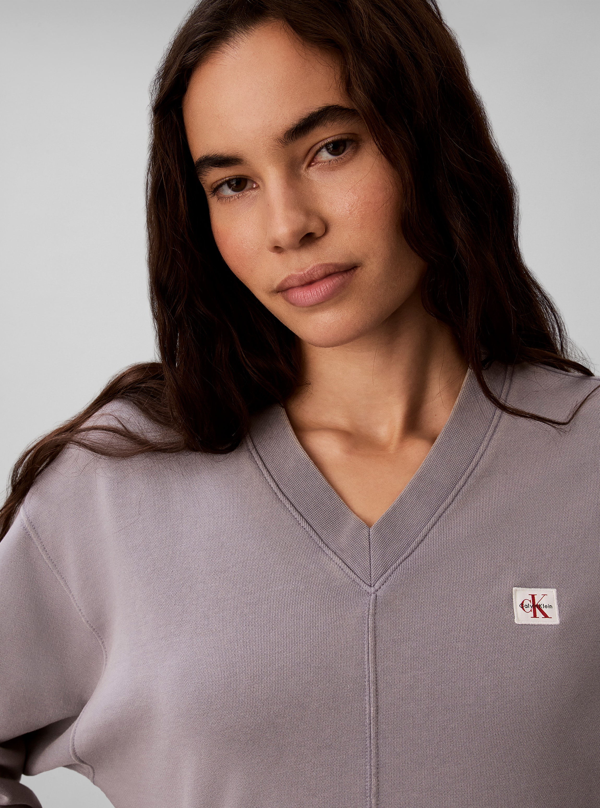 Calvin Klein Sweatshirt »WOVEN LABEL TERRY V-NECK«, Regular fit mit V-Ausschnitt
