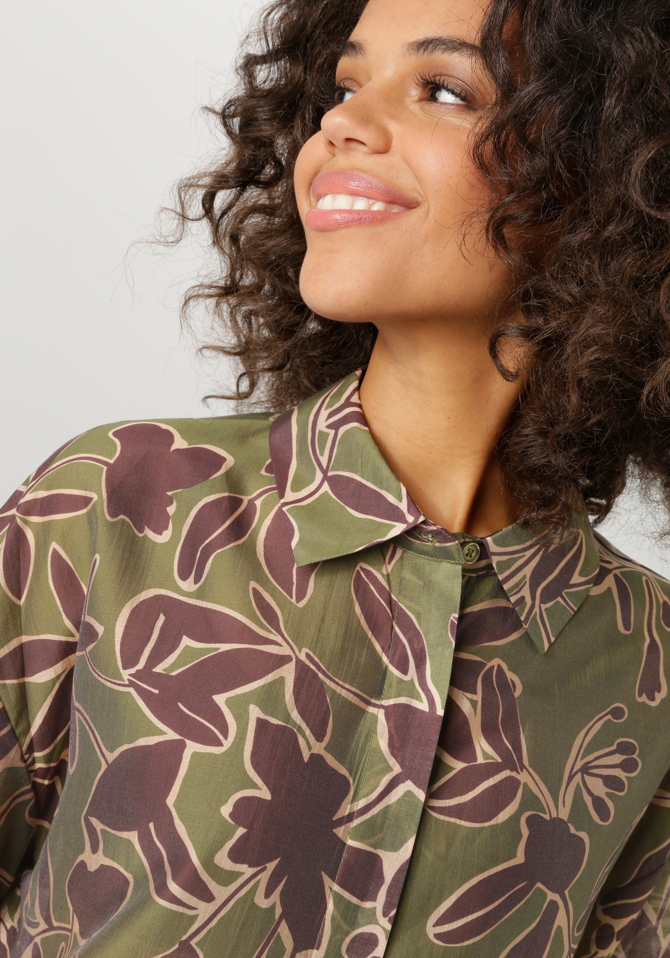 Aniston CASUAL Hemdbluse mit großflächigen, grafischen Blumen bedruckt