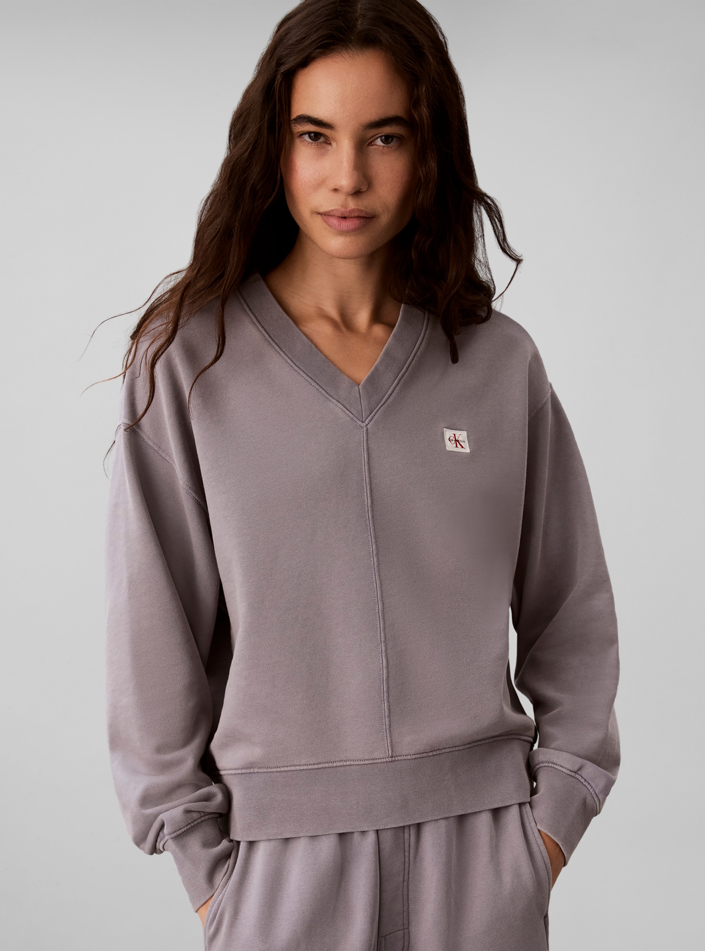 Calvin Klein Sweatshirt »WOVEN LABEL TERRY V-NECK«, Regular fit mit V-Ausschnitt
