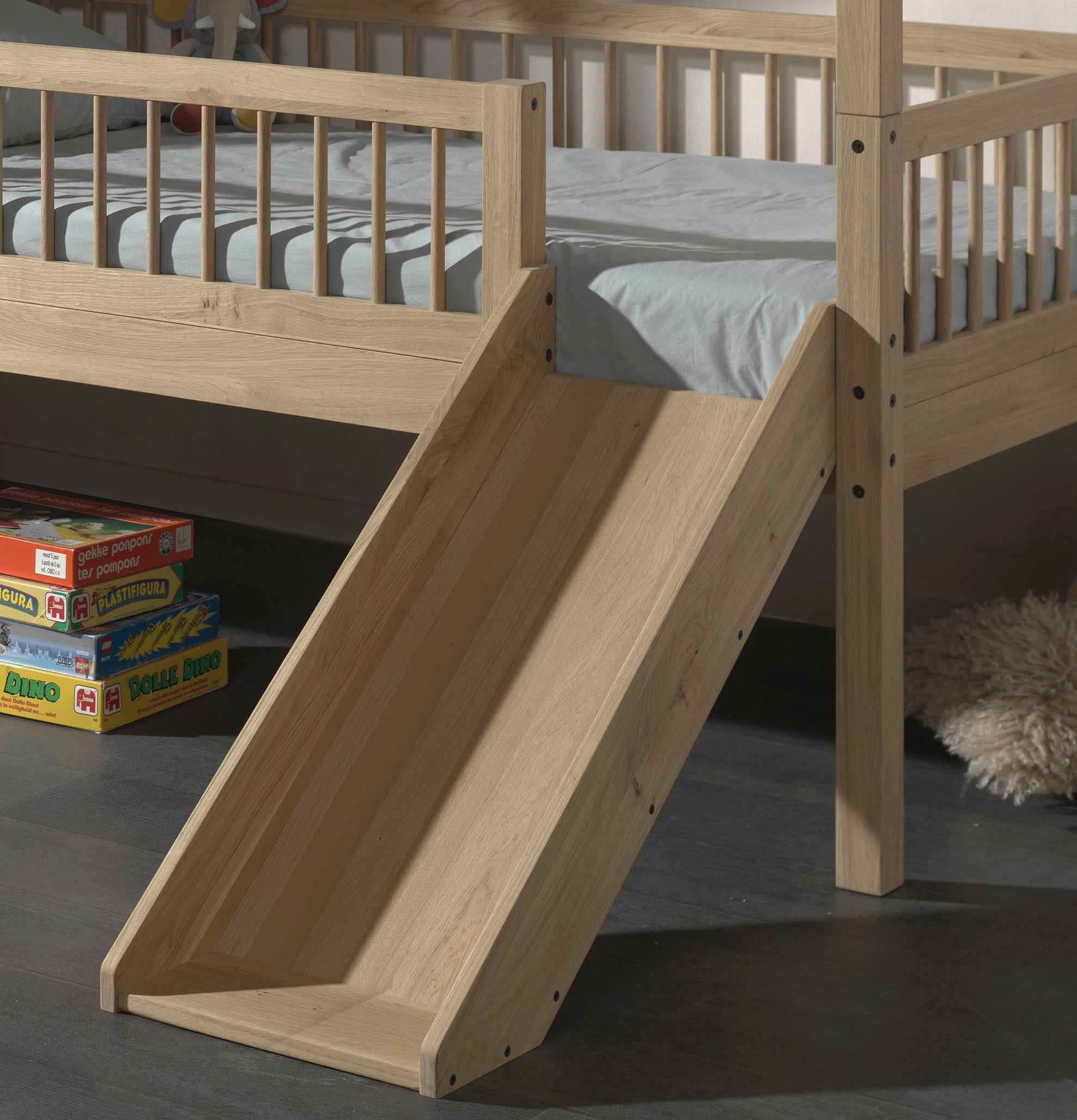 Vipack Hausbett »Forrest ist ein hochwertiges Massivholz Haus Bett "Made in Europe"« inkl. Rolllattenrost, Dachaufbau, Absturzschutz, Leiter und Rutsche,  wahlweise aus massiver Eiche geölt oder Buche massiv weiß lackiert