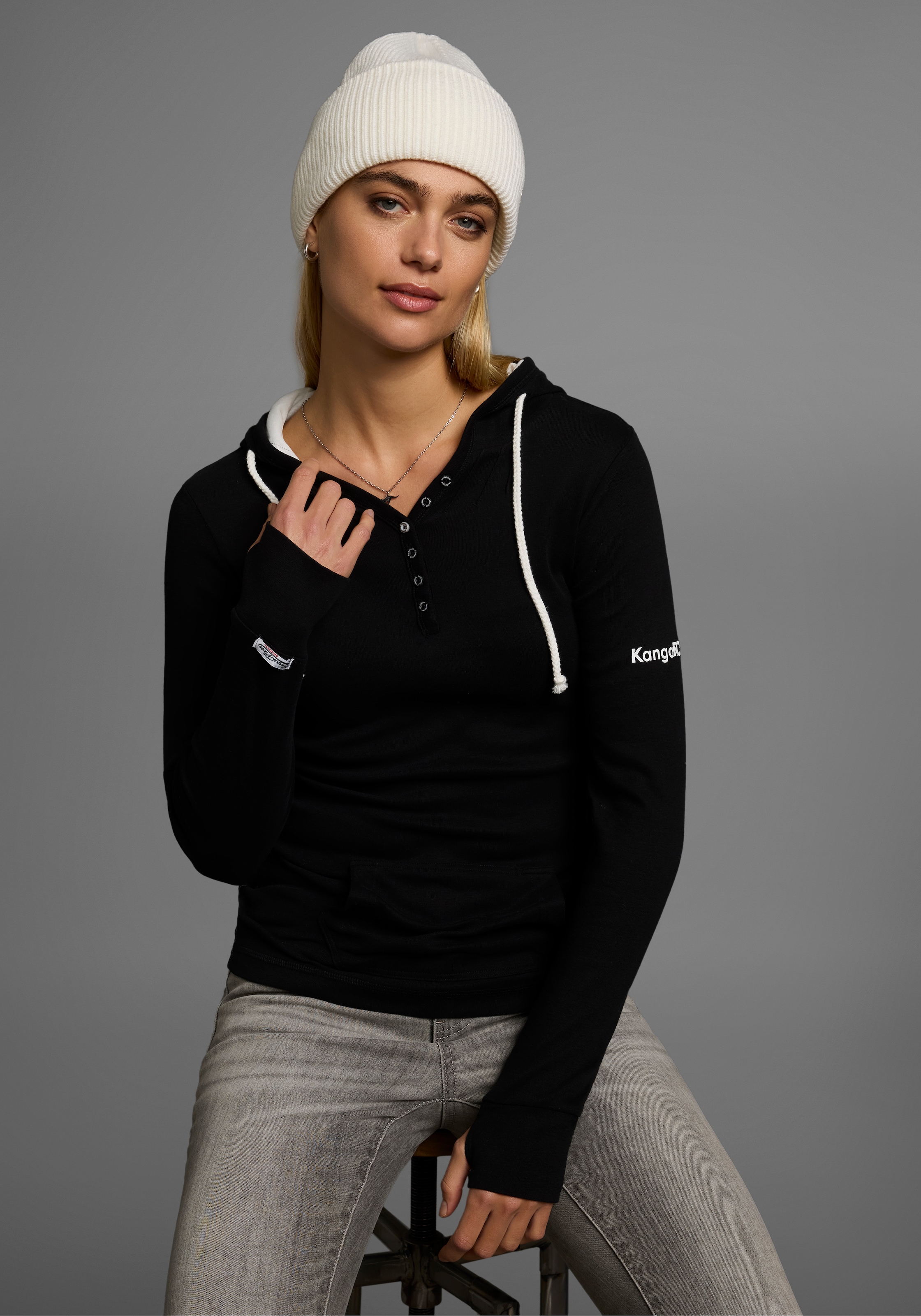 KangaROOS Kapuzenshirt, Langarm mit Daumenlöchern, figurbetonter Schnitt, aus Jerseystoff