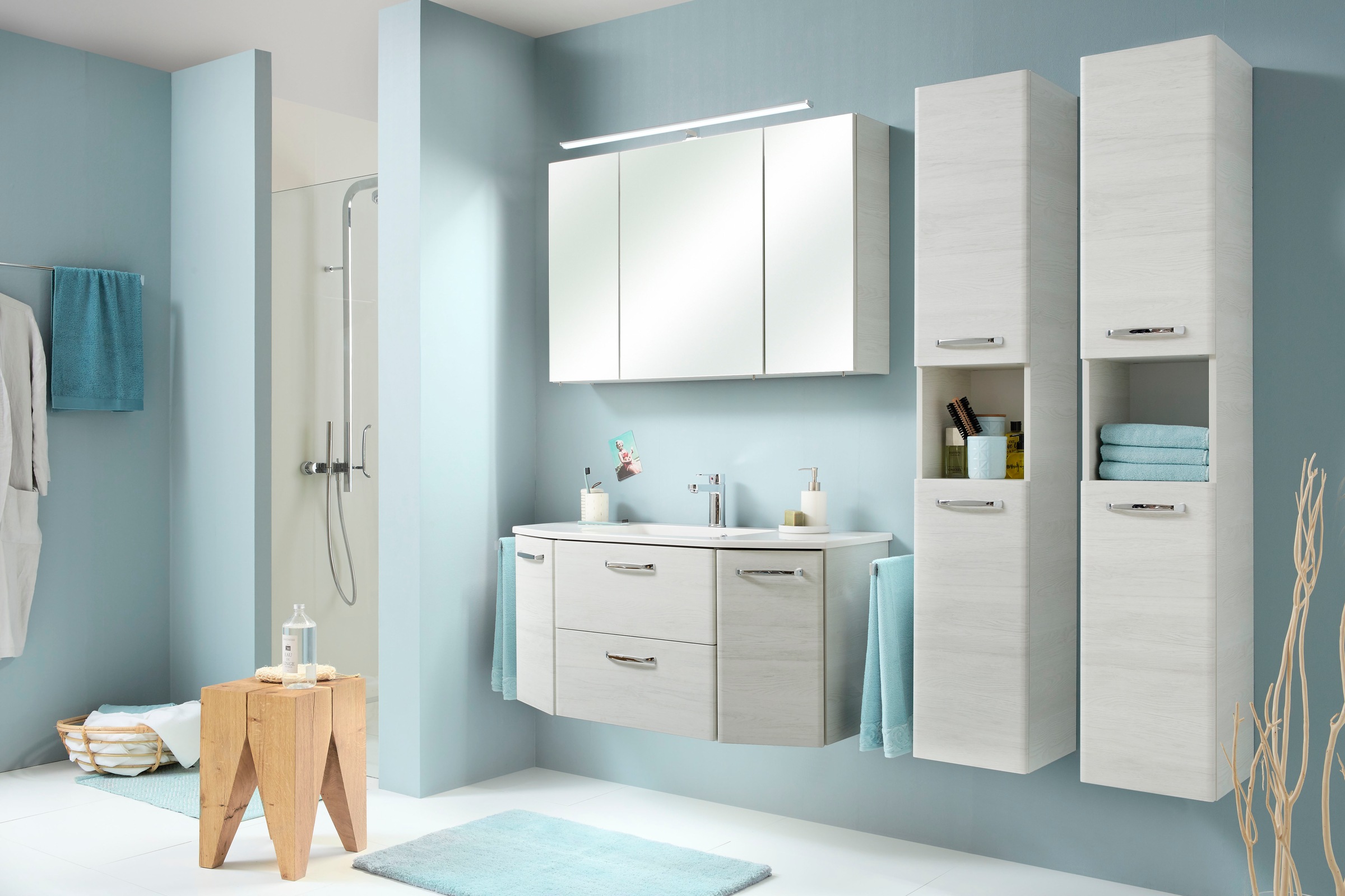 Saphir Badmöbel-Set »Quickset 936 4-teilig, Mineralmarmor-Waschtisch und LED-Spiegelschrank«, (Set, 4 St.), 2 Hochschränke, Eiche Weiß quer Nachbildung, inkl. Türdämpfer, 9 Türen