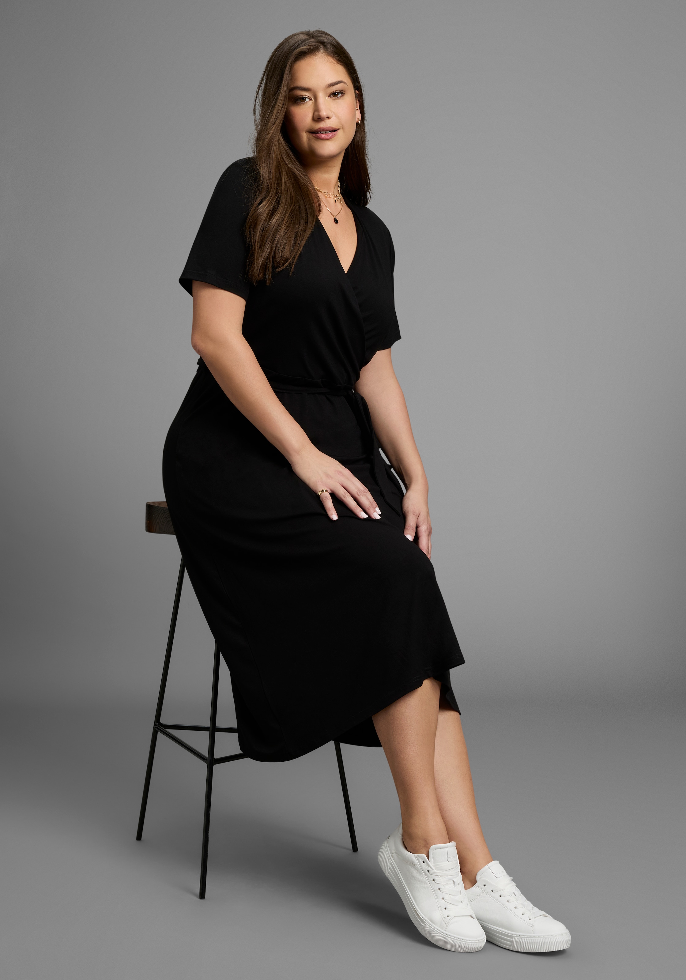 Laura Scott CURVE Midikleid Ohne Taschen mit betonter Taille - GROSSE GRÖSSE