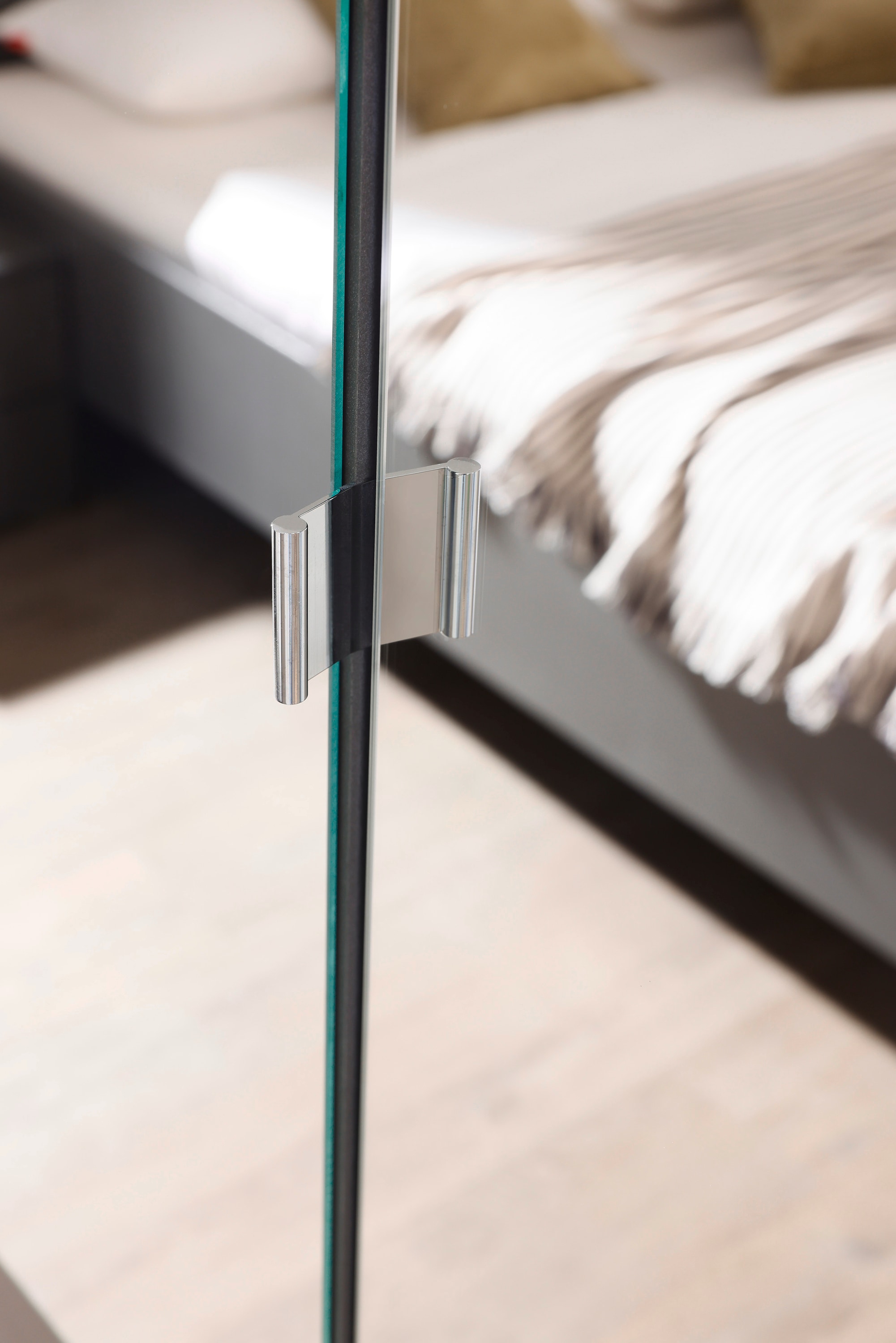 INOSIGN BY RAUCH Drehtürenschrank »Kleiderschrank Schrank Garderobe Wäscheschrank CHALLENGER«, mit Spiegeltüren und geräumigen Schubladen MADE IN GERMANY
