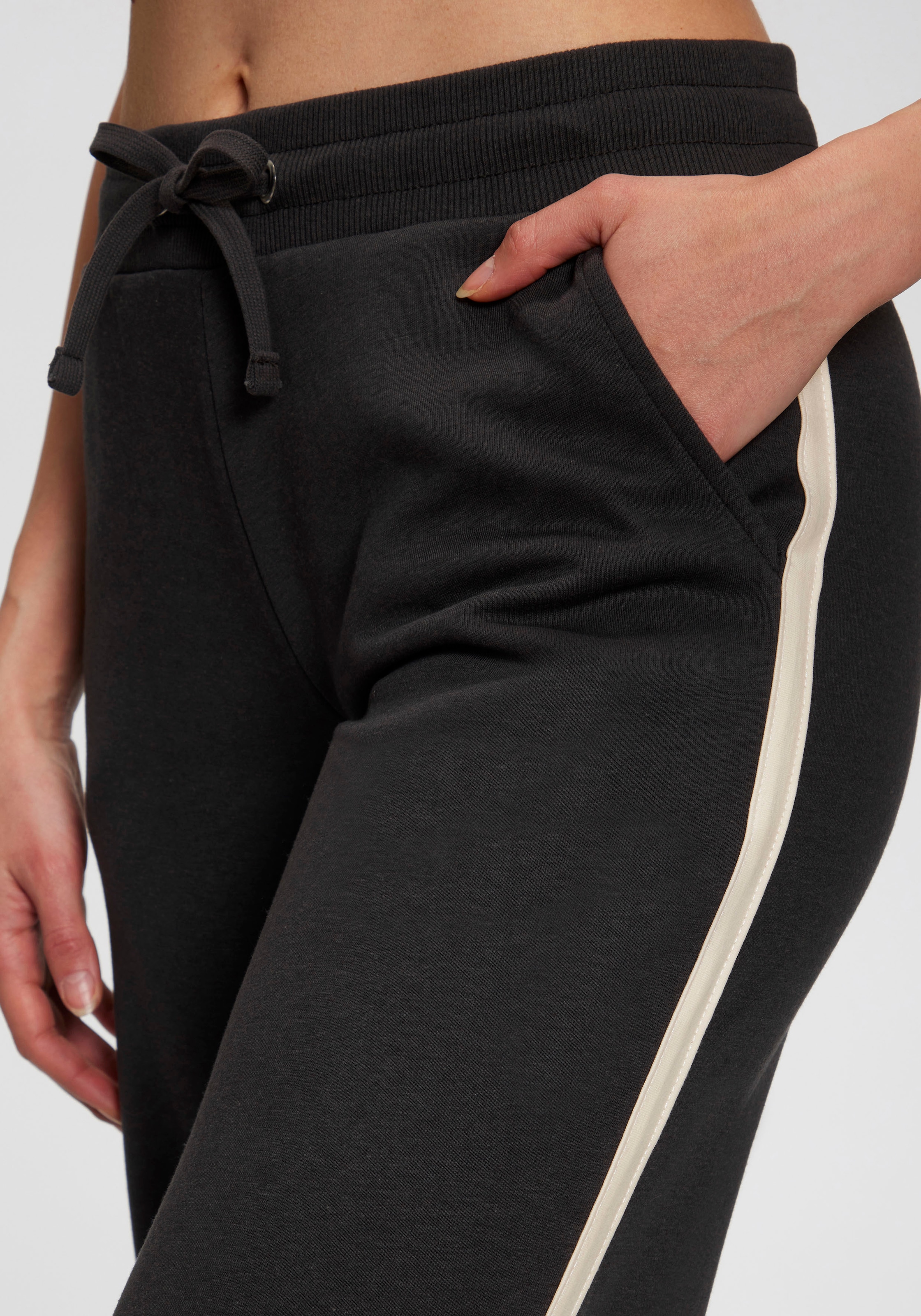 H.I.S Jogginghose, weit geschnitten, mit sportlichen Seitenstreifen