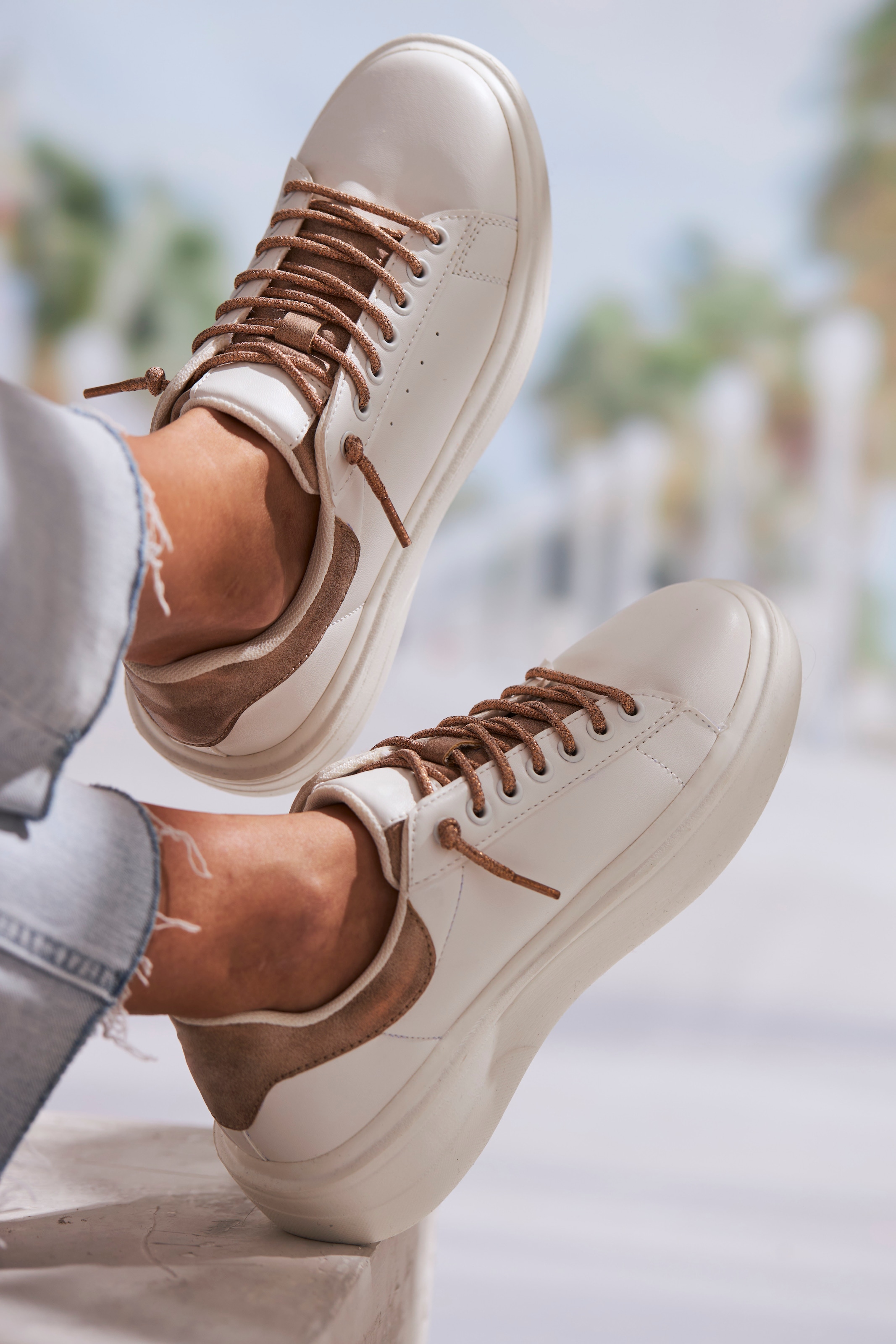 LASCANA Sneaker »Freizeitschuhe,«, mit Metallicdetails und elastischen Schnürbändern VEGAN
