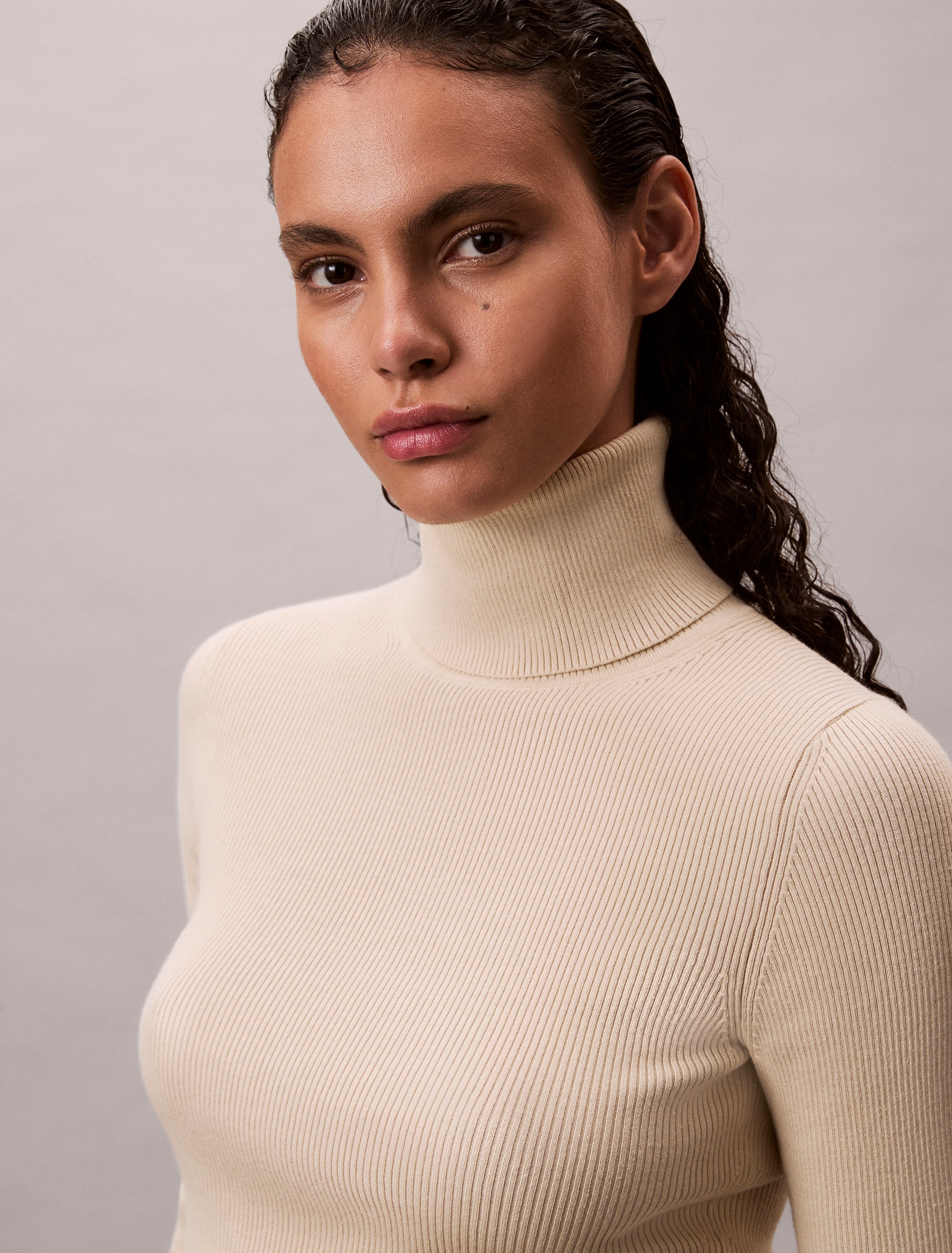 Calvin Klein Jeans Rollkragenpullover Rippstrick, figurbetonte Passform, Markenlabel