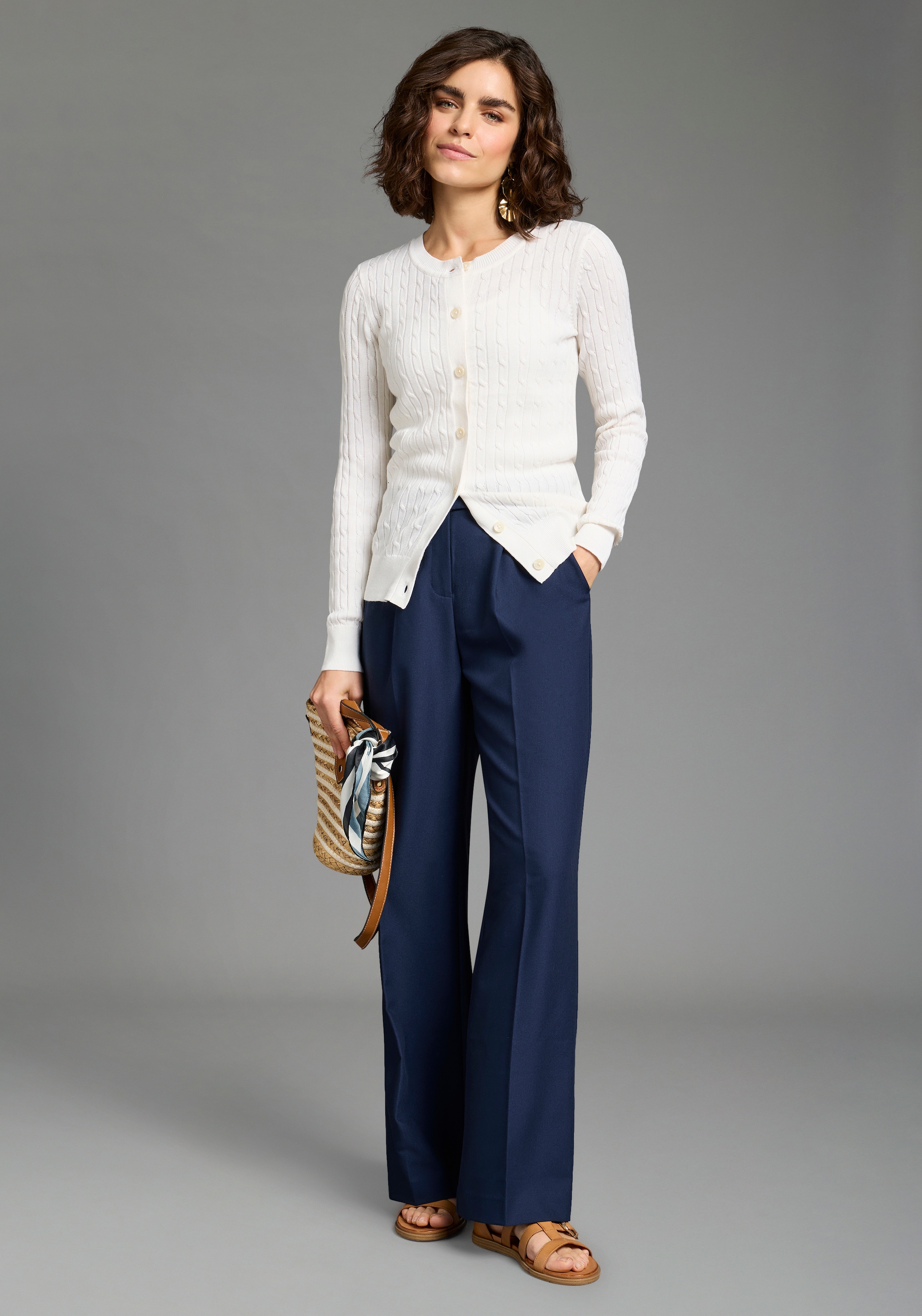 Laura Scott Strickjacke mit Zopfstrickmuster und Knopfleiste