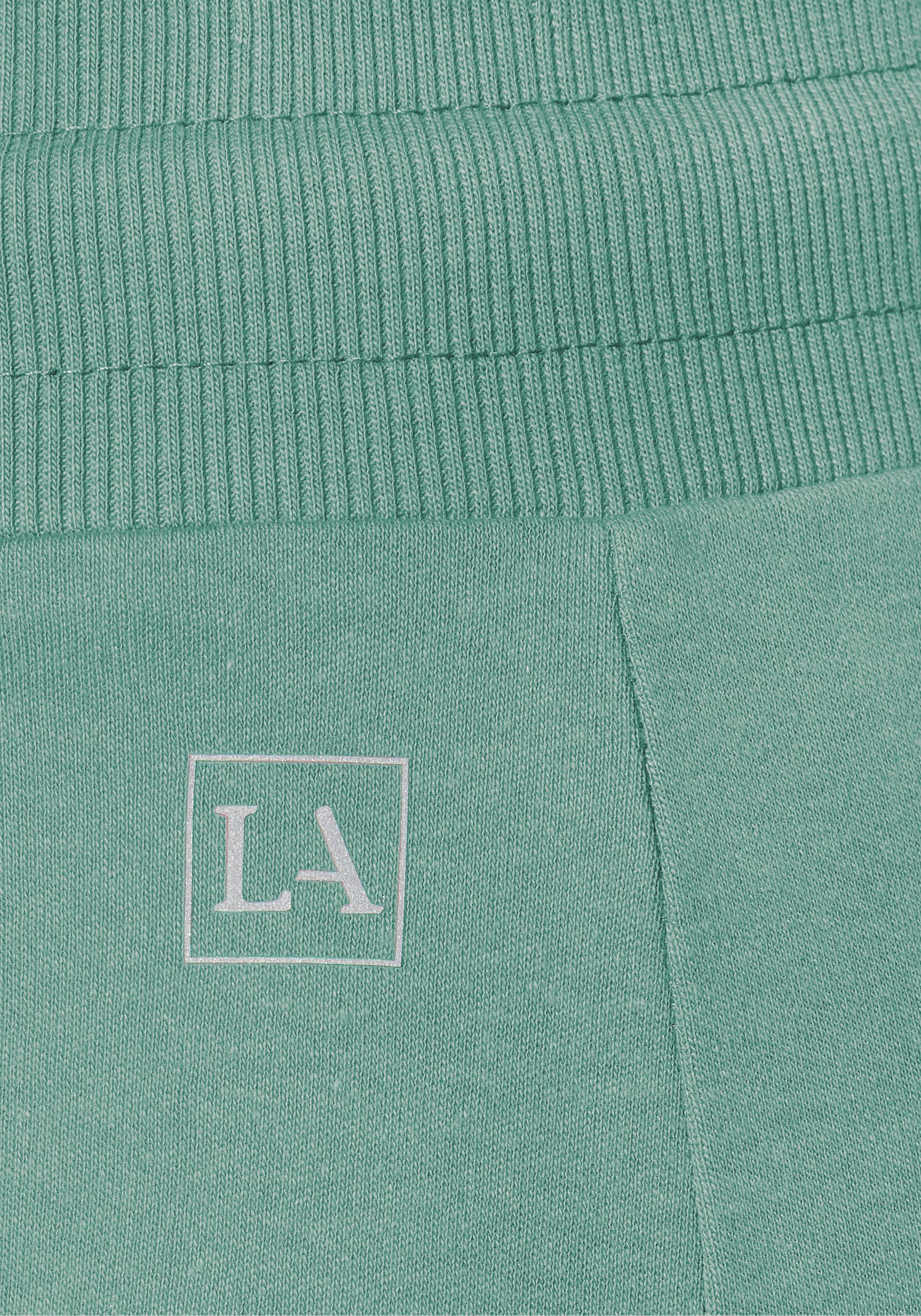 LASCANA ACTIVE Shorts, mit kleinen Seitenschlitzen