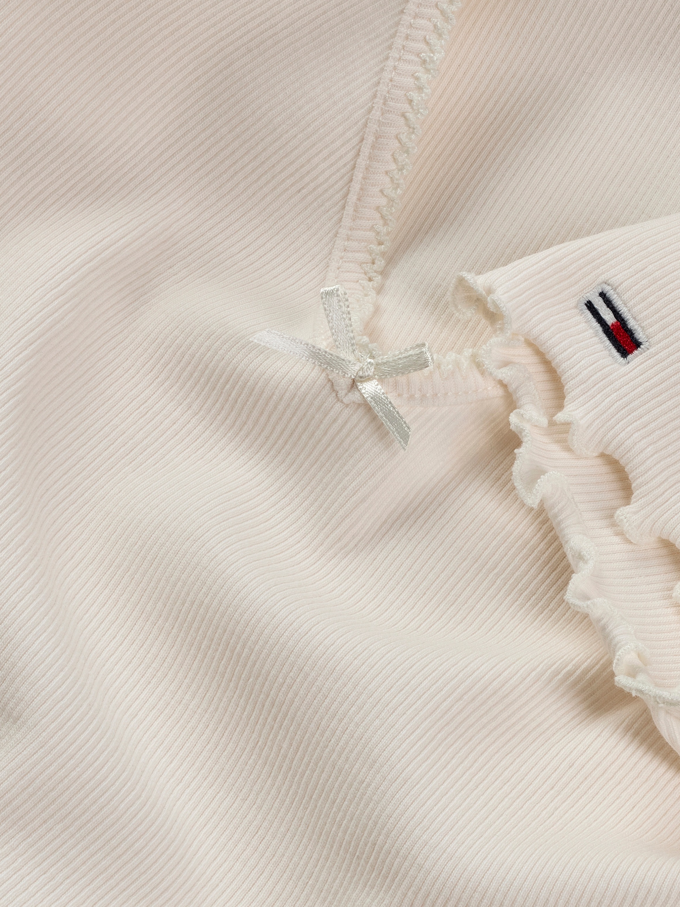 Tommy Jeans Kurzarmshirt »TJW SLIM VNECK GMD RIB SS«, mit Rollkanten, im femininen Stil