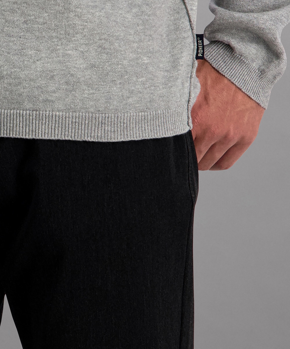 Pioneer Authentic Jeans Rundhalspullover, Ausschnitt mit Rollkante, Außennähte