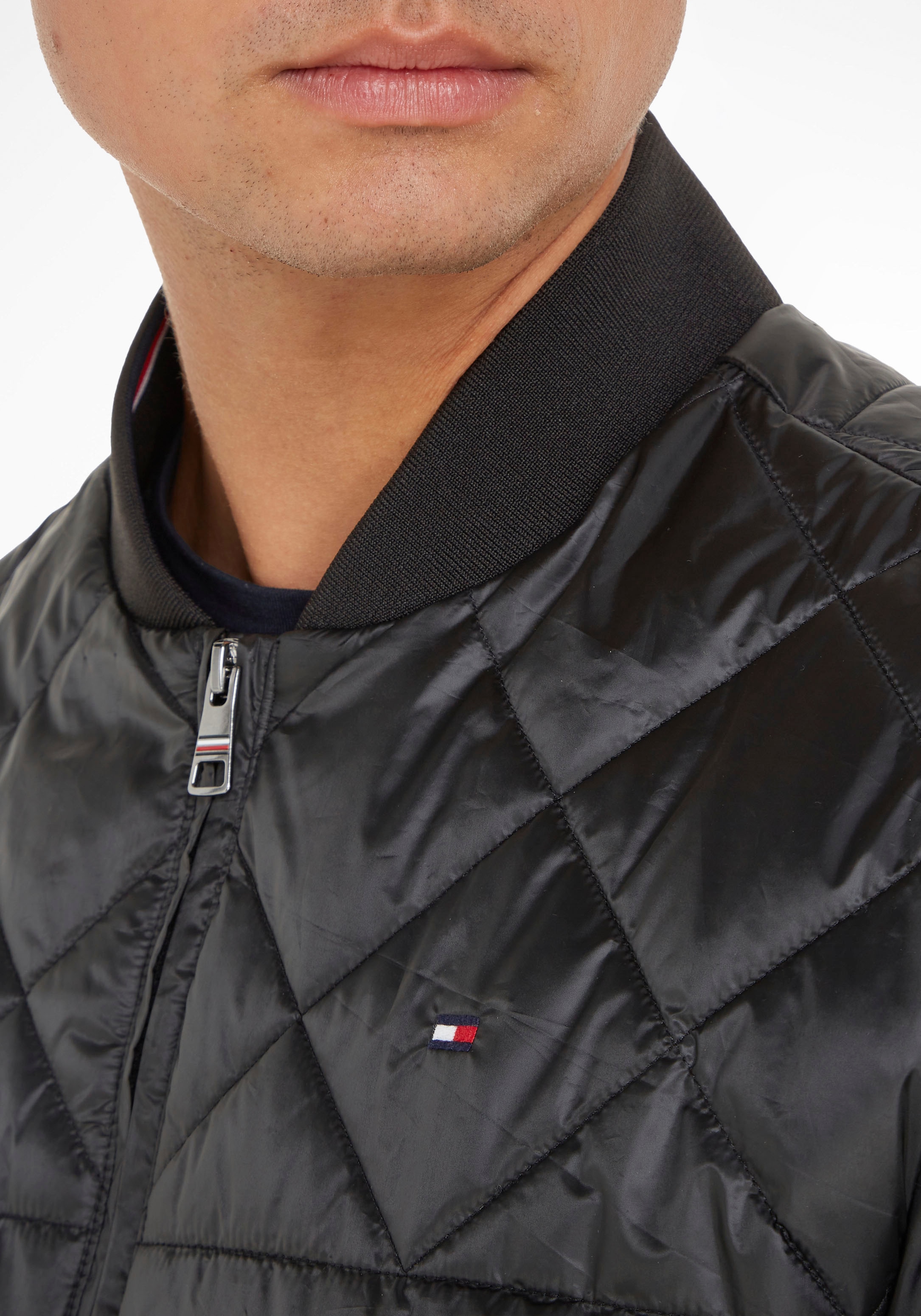 Tommy Hilfiger Bomberjacke »PACKABLE RECYCLED BOMBER«, mit dezenten Farbeinsätzen in Labelfarben