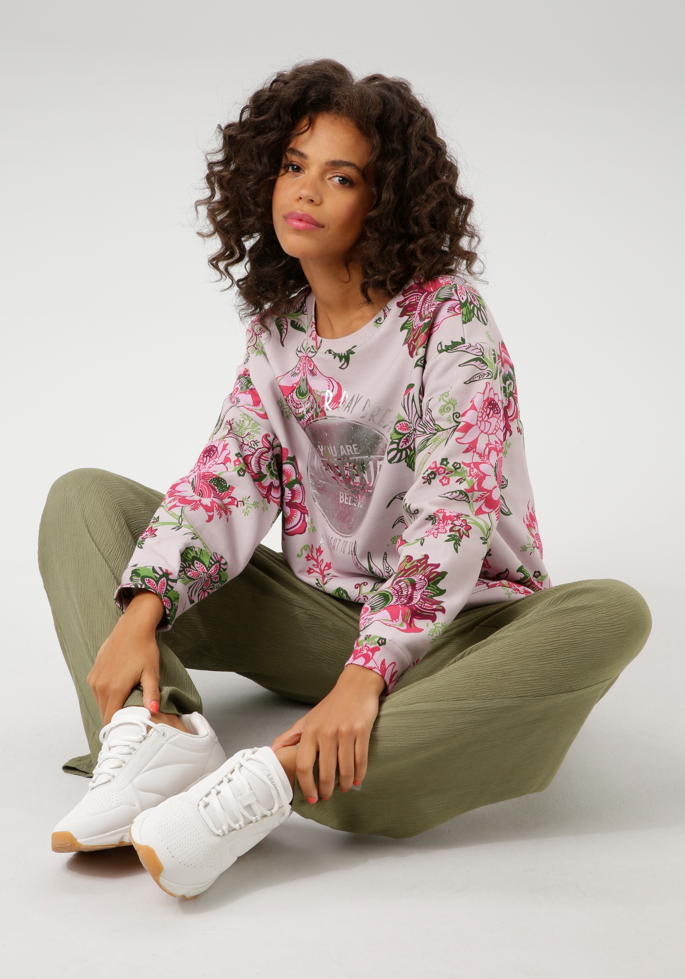 Aniston CASUAL Sweatshirt, im extravaganten Blumendruck mit Folienprint
