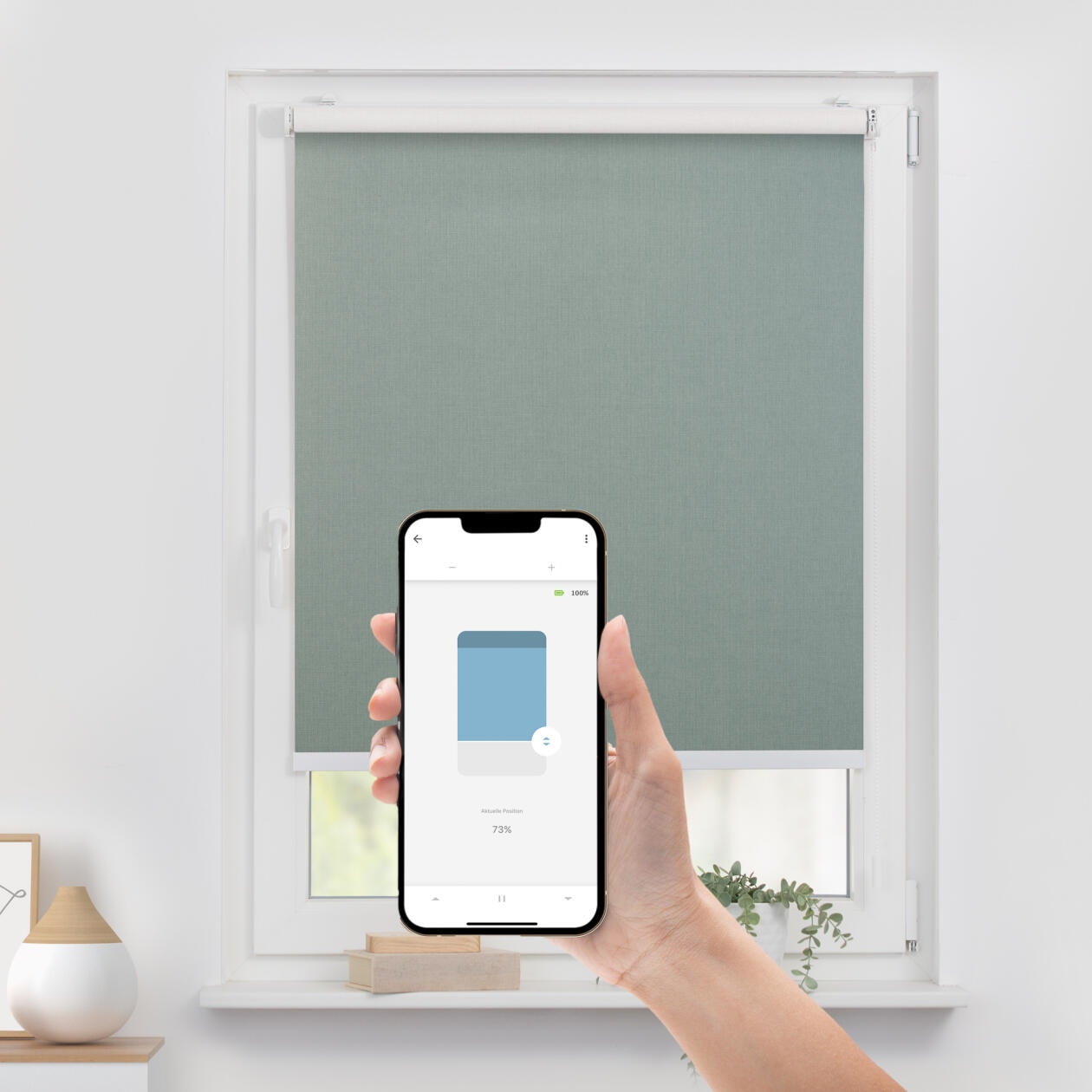 LICHTBLICK ORIGINAL Rollo »Klemmfix, ohne Bohren«, verdunkelnd, Blendschutz-Sichtschutz-Verdunkelung, mit Bohren/ohne Bohren, freihängend, Steuerbar mit Bluetooth-App, integrierter Elektromotor und Akku