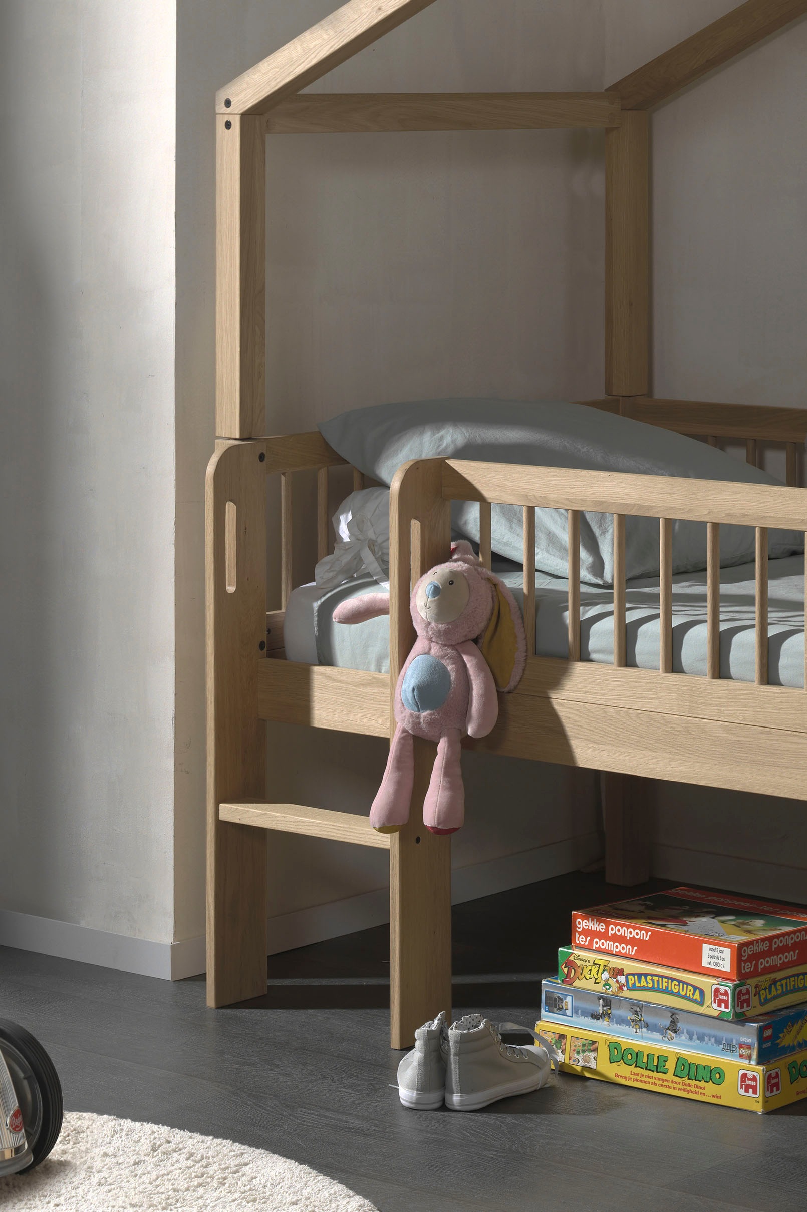 Vipack Hausbett »Forrest ist ein hochwertiges Massivholz Haus Bett "Made in Europe"« inkl. Rolllattenrost, Dachaufbau, Absturzschutz, Leiter und Rutsche,  wahlweise aus massiver Eiche geölt oder Buche massiv weiß lackiert