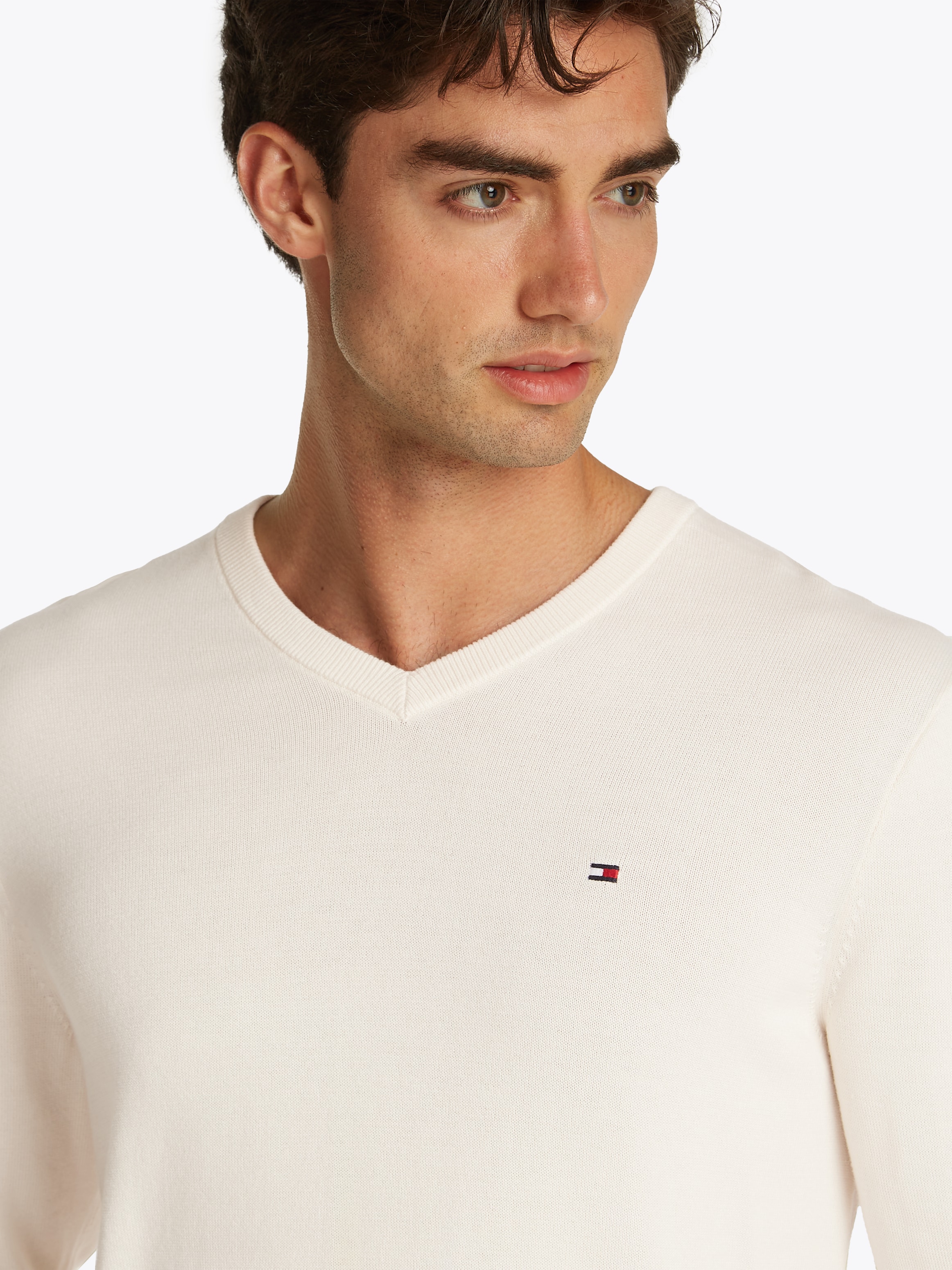 Tommy Hilfiger Strickpullover »ESSENTIAL COTTON V NECK mit V-Ausschnitt und Stickerei«, unifarben, casual, regular fit, Baumwolle, V-Ausschnitt