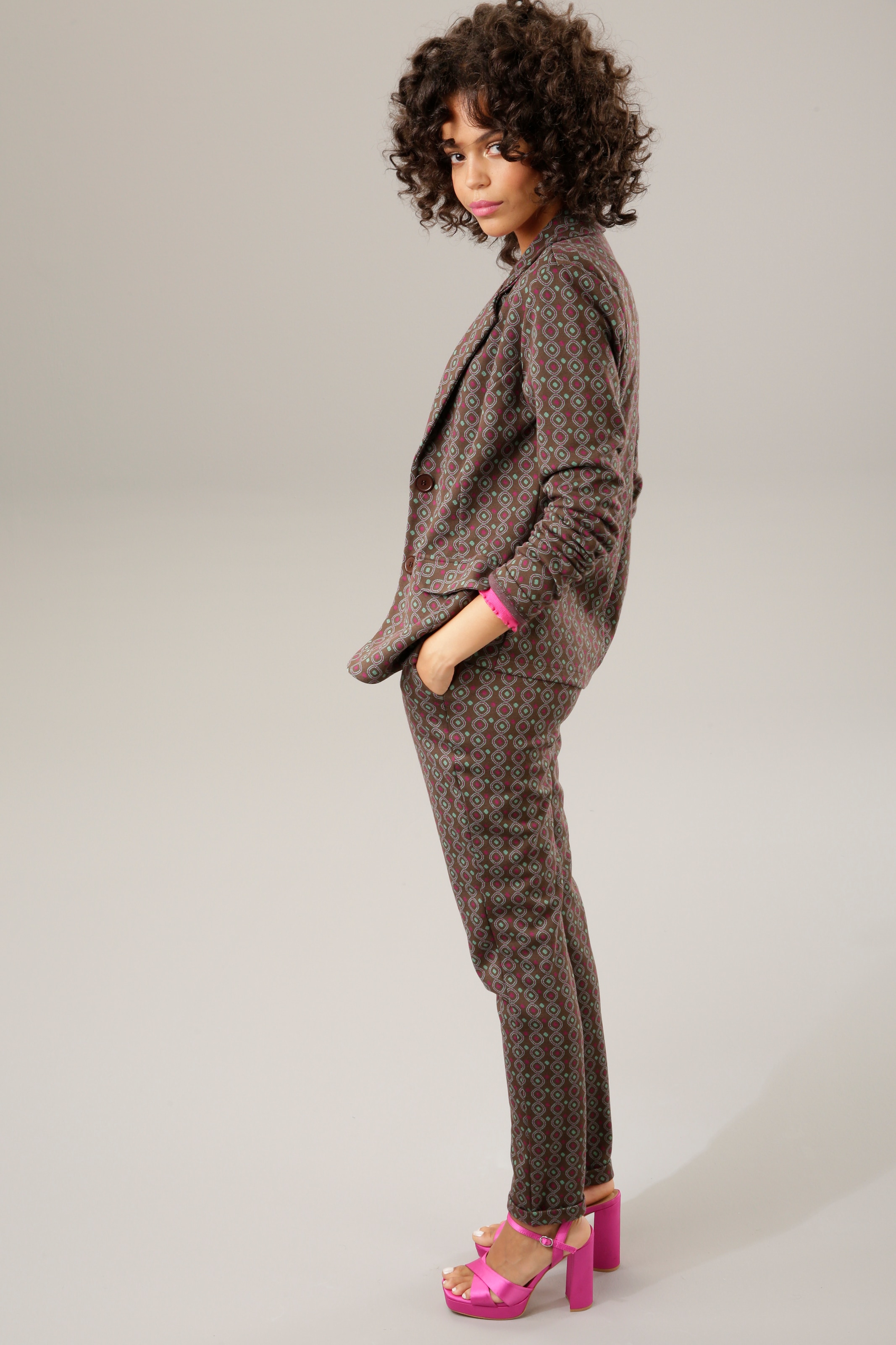 Schlupfhose, kaufen mit graphischem Muster Aniston online CASUAL farbenfrohem,