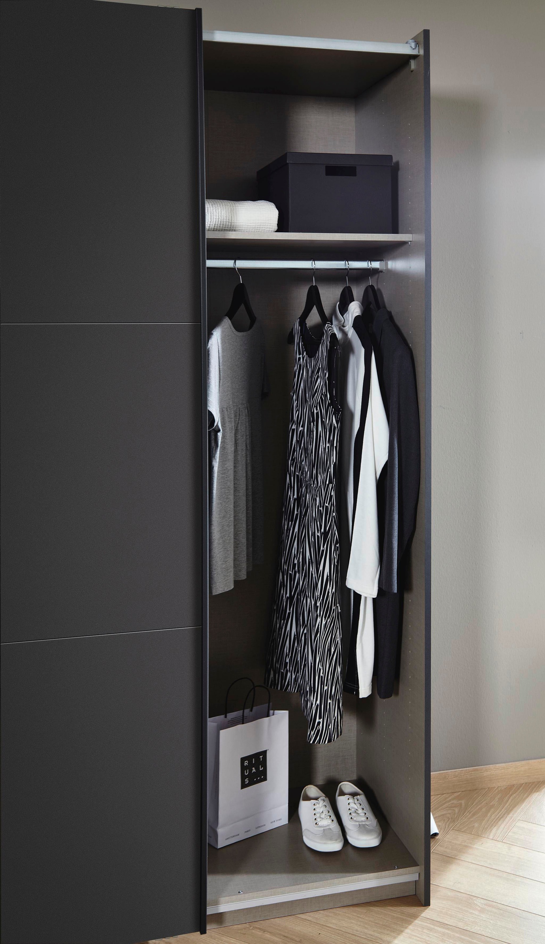 rauch Schwebetürenschrank »Kleiderschrank Schrank Garderobe Wäscheschrank SEVILLA«, (in 3 verschiedenen Ausstattungen BASIC/CLASSIC/PREMIUM), Metall-Griffleisten alufarben oder Graumetallic MADE IN GERMANY