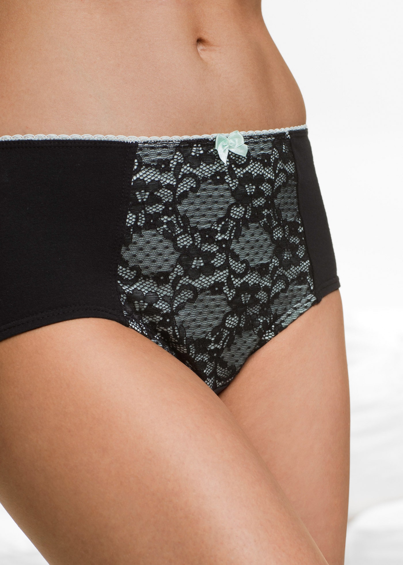 bonprix Maxislip Packung, 4 Stk. mit farbigem Spitzeneinsatz, mit Zierschleife, bequeme Passform