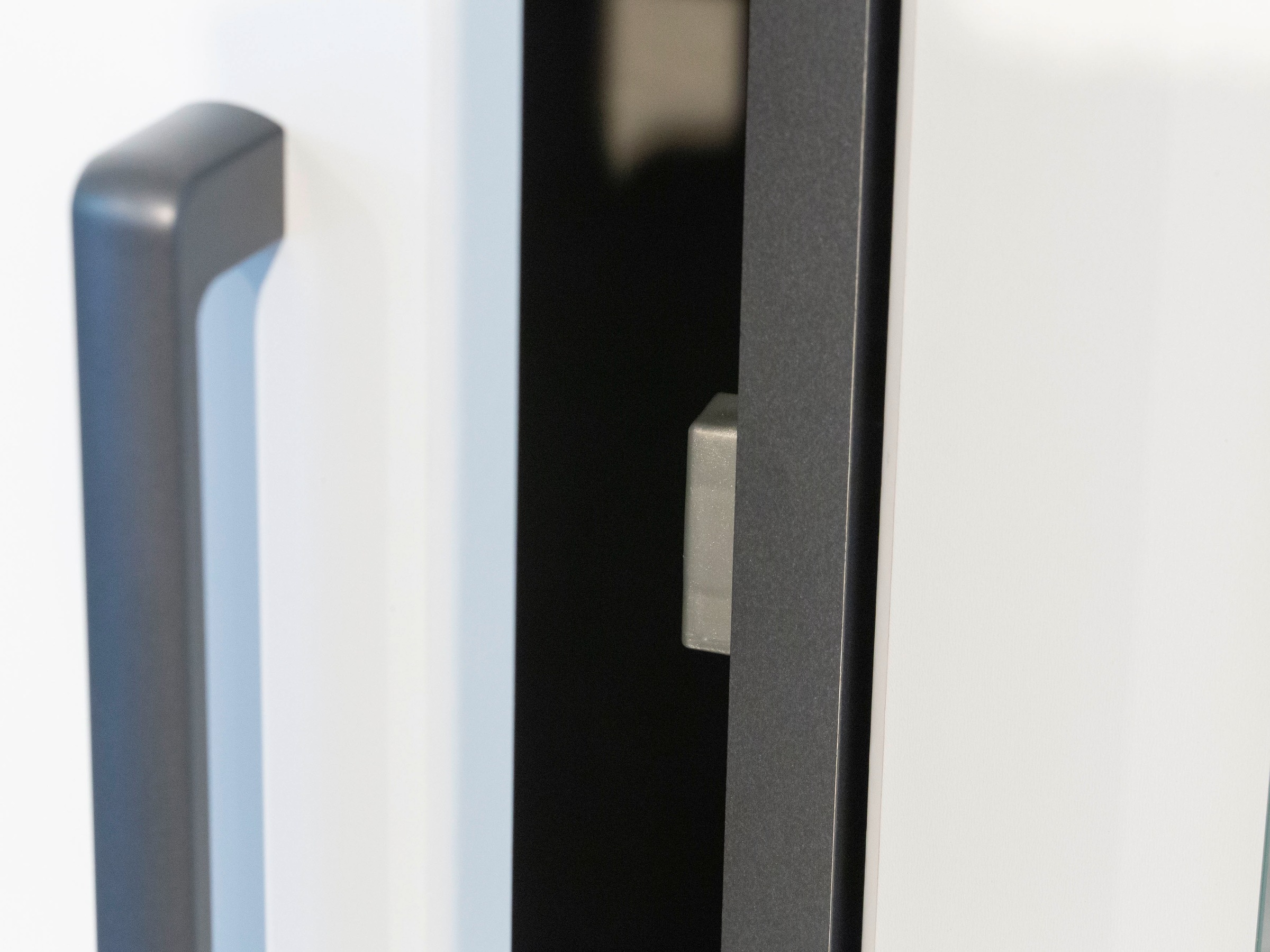 rauch Drehtürenschrank »Kleiderschrank Schrank Garderobe Wäscheschrank VOYAGER«, (in 3 verschiedenen Ausstattungen BASIC/CLASSIC/PREMIUM), mit modernen Griffen in Graumetallic, inkl. Schubkästen und Spiegel