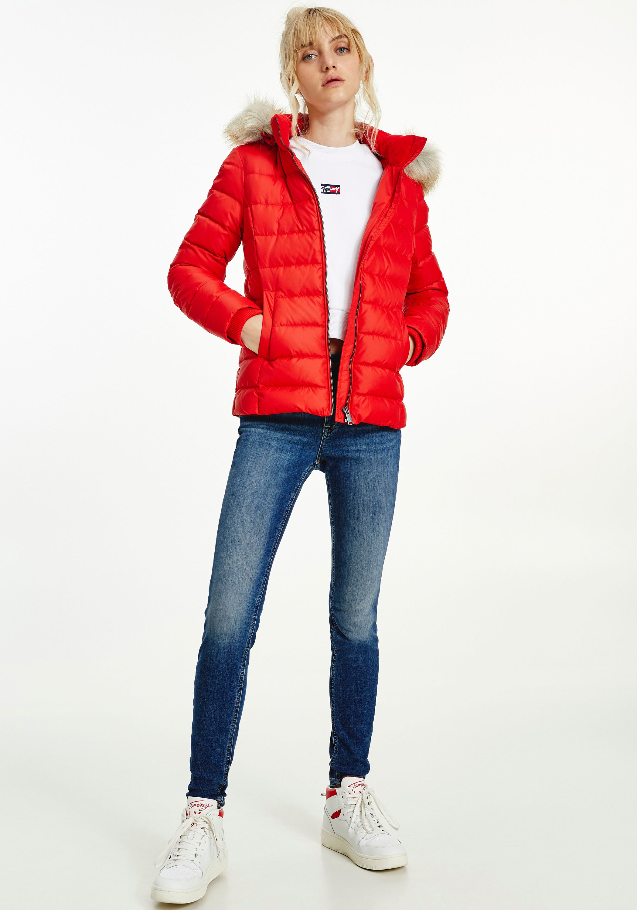 Tommy Jeans Daunenjacke »BASIC HOODED DOWN JACKET«, mit Kapuze, mit Fellimitat an der Kapuze & Tommy Jeans Logo-Flag