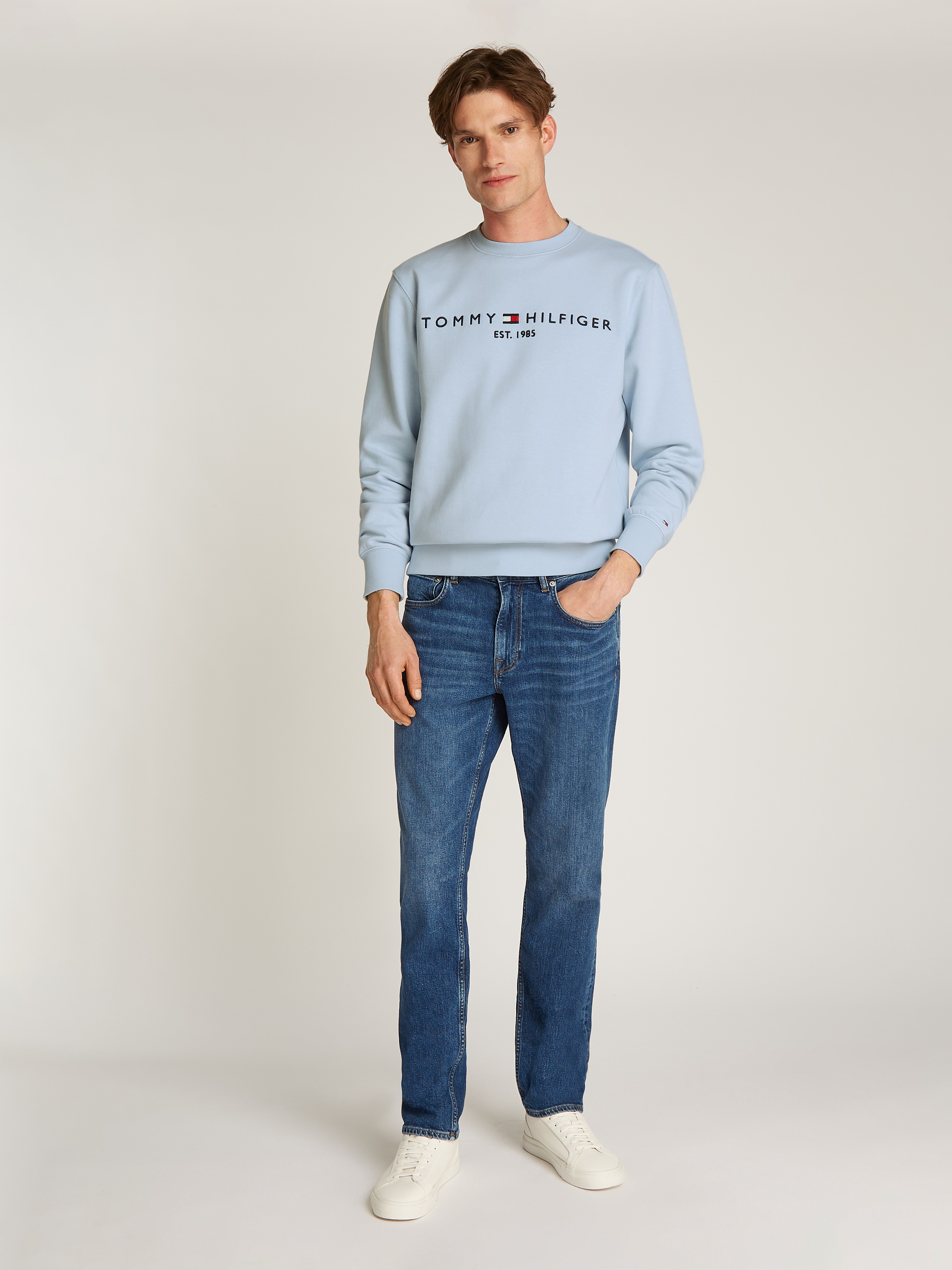 Tommy Hilfiger Sweatshirt »TOMMY LOGO SWEATSHIRT mit Rundhals und Stickerei«, unifarben, casual, regular fit, Baumwollmix, Rundhals