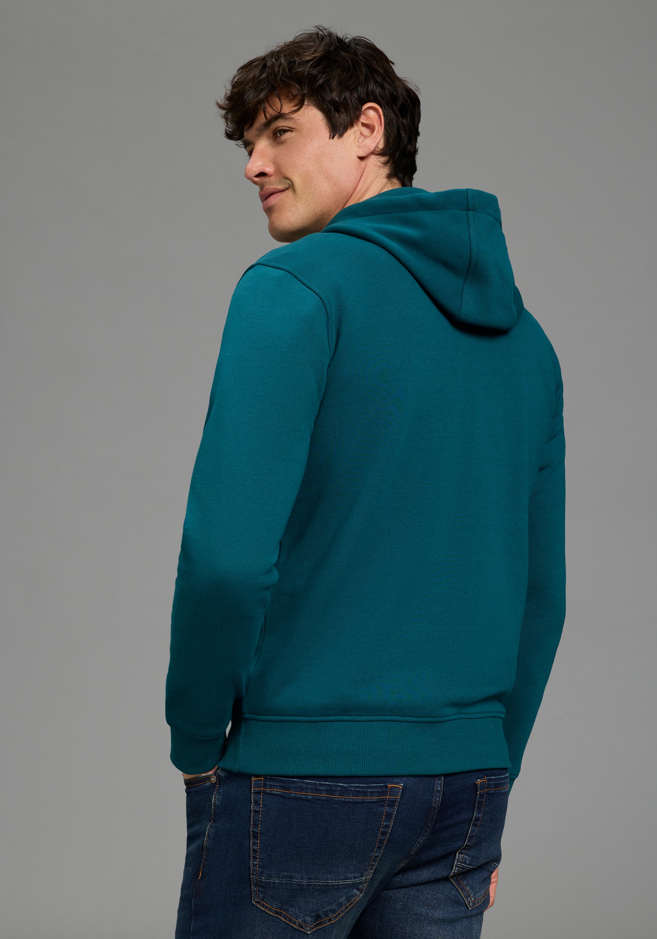 Bruno Banani Kapuzensweatshirt , mit Kapuze und Kordelzügen, mit Kängurutasche, schmale Passform
