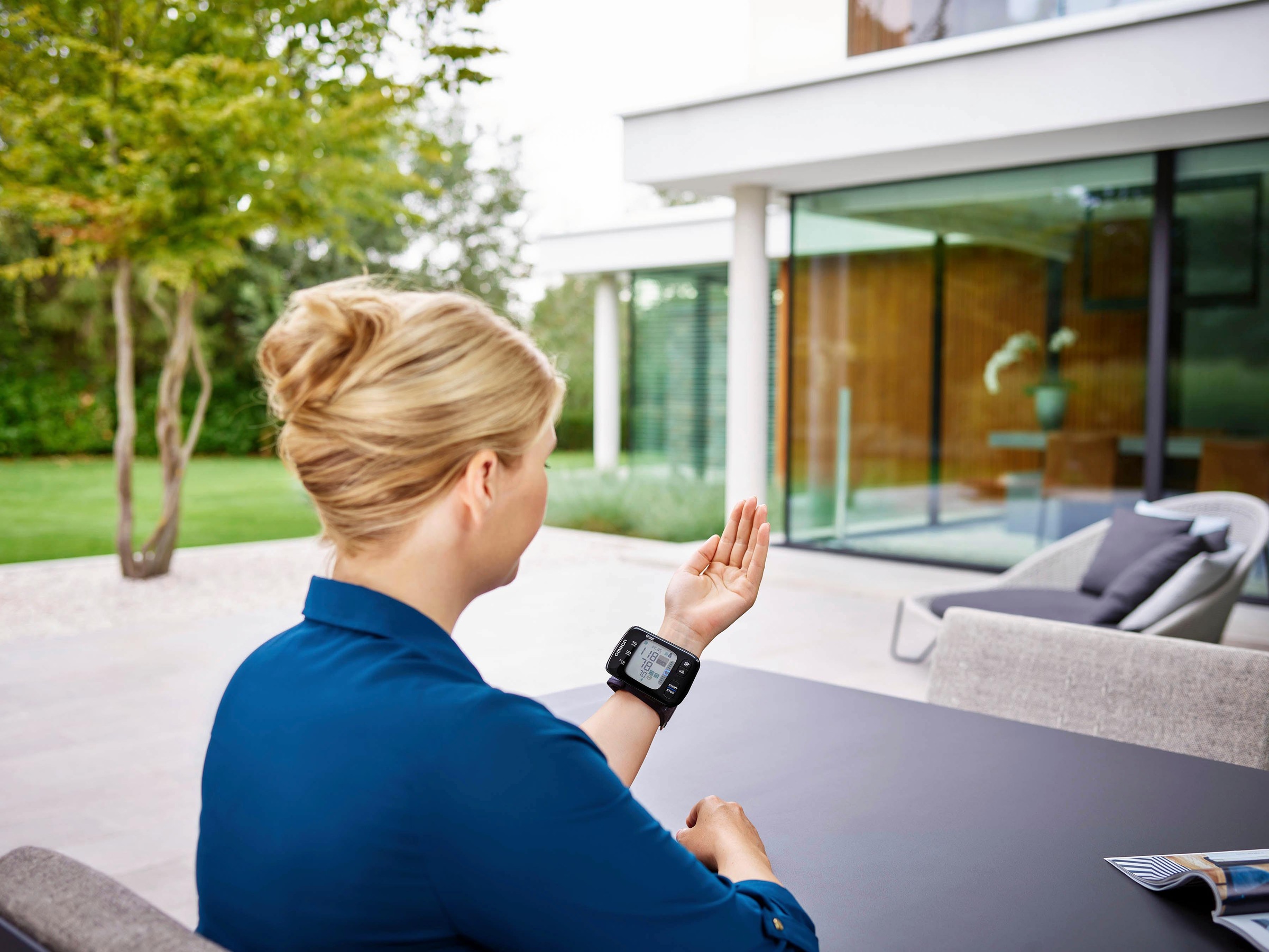 Omron Handgelenk-Blutdruckmessgerät »RS7 Intelli IT (HEM-6232T-D)«, mit LED Positionierungssensor und BT-Funktion, mit kostenloser App