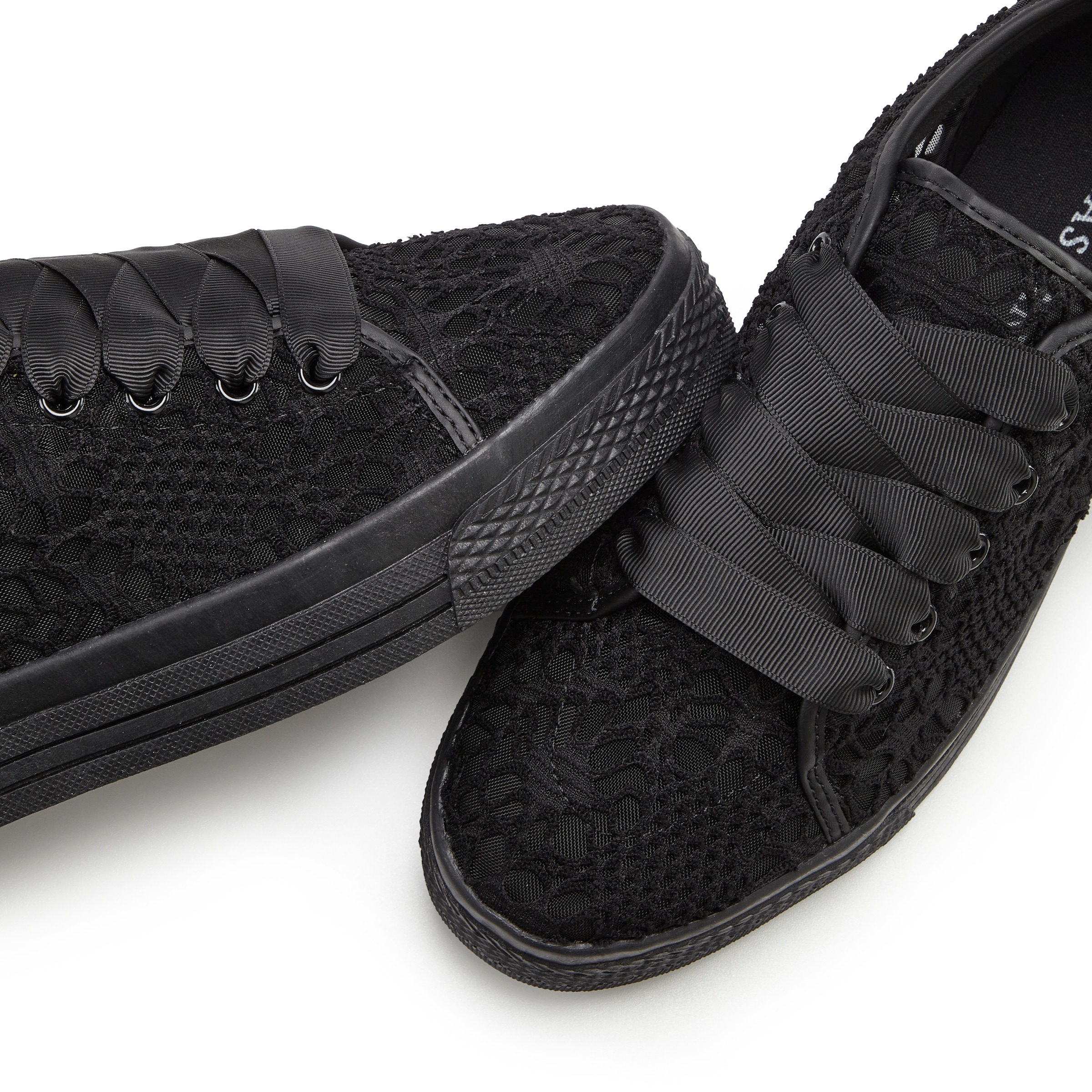 LASCANA Sneaker, mit leichter Plateausohle und Spitze, Schnürhalbschuhe, Freizeitschuhe