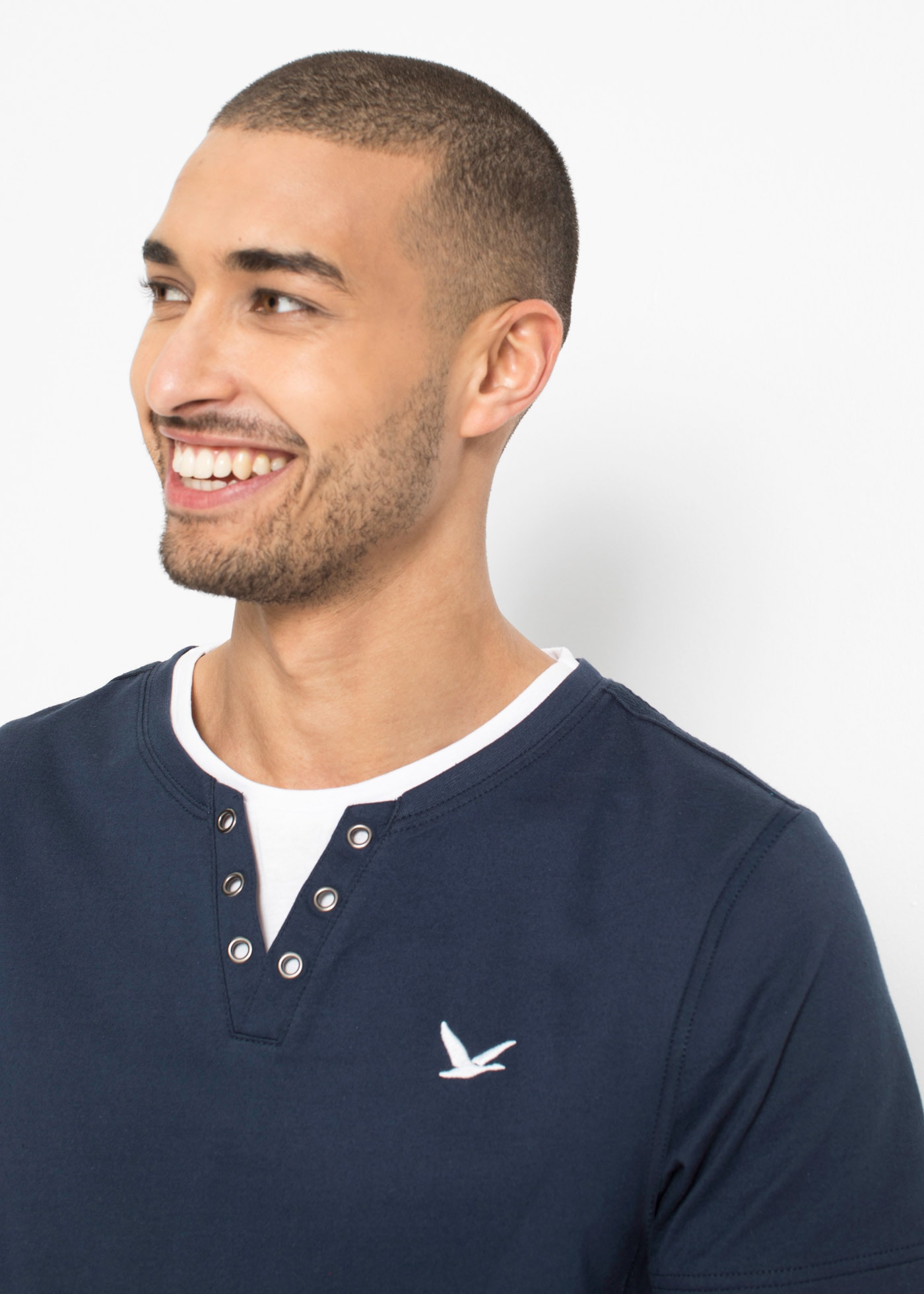 bonprix 2-in-1-Shirt »2 in 1 Shirt, Kurzarm (2er Pack)« Packung, 2, 2 Stk. cooler Lagen-Look im Henley-Stil