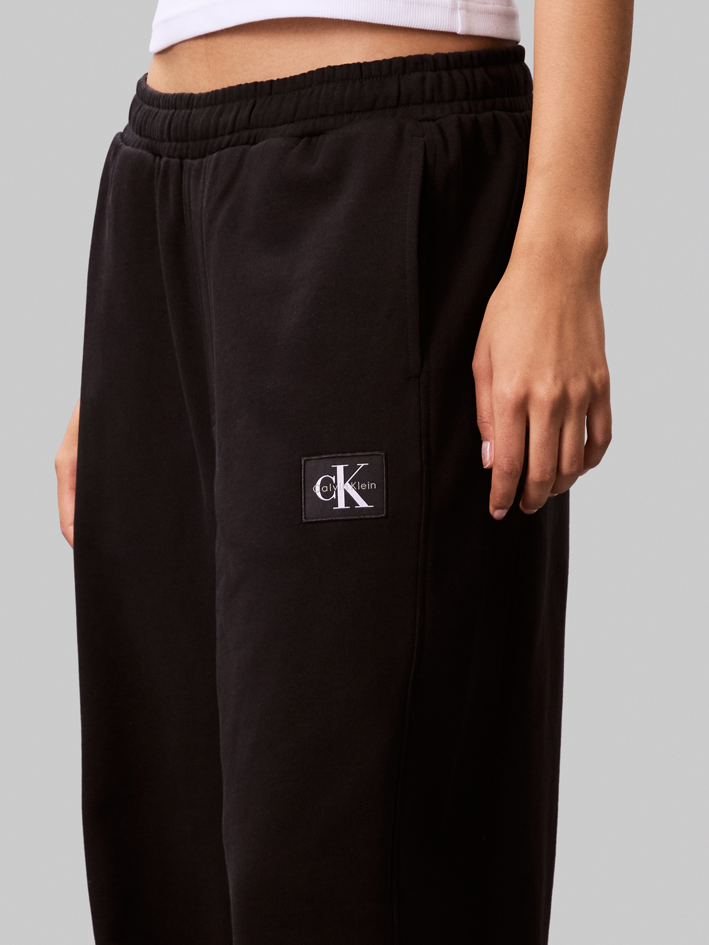 Calvin Klein Jeans Sweathose »A- FRENCH TERRY BADGE LOGO PANT«, mit weitem Bein