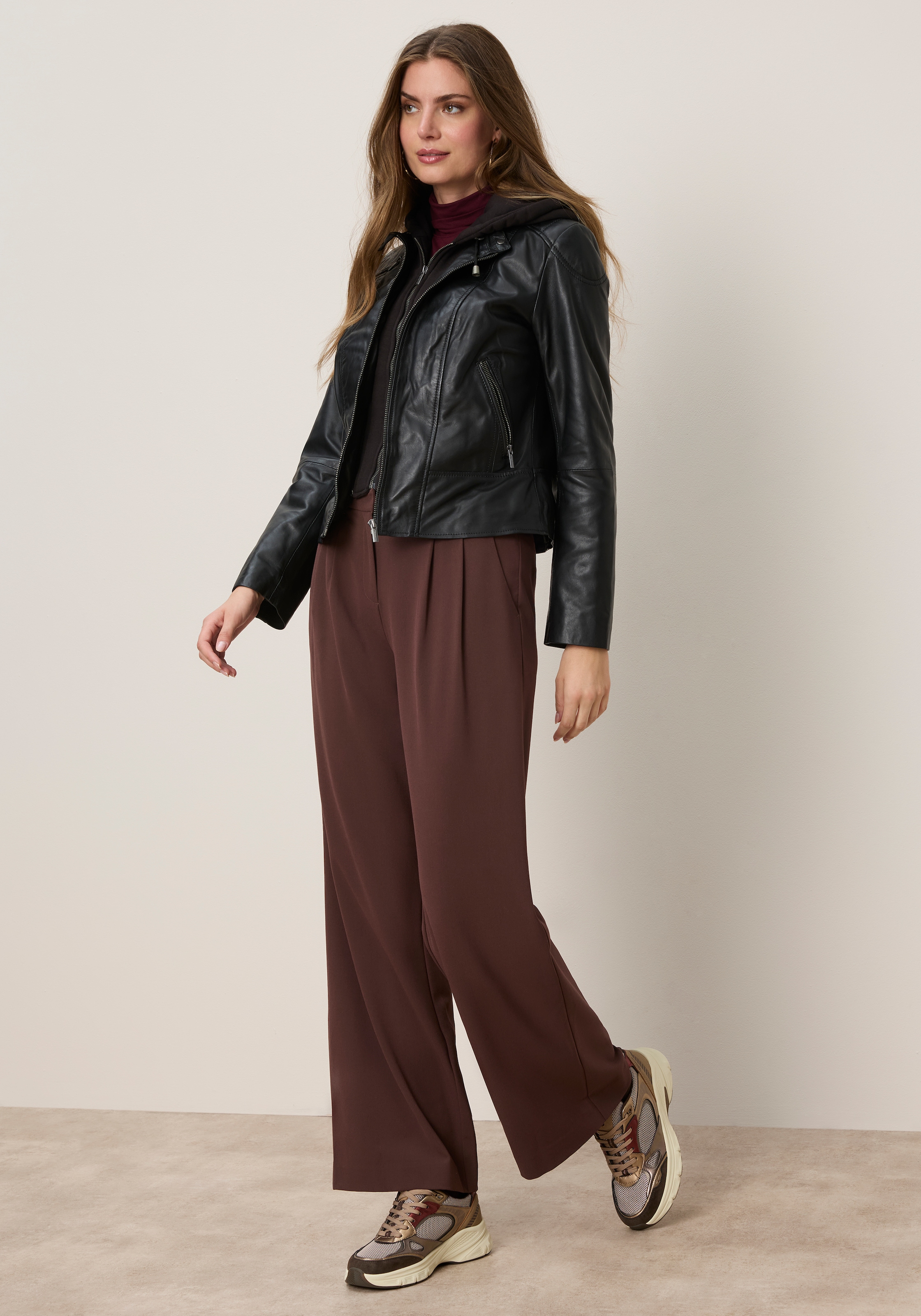 Tamaris Lederjacke mit Kapuze aus Lammleder, mit abnehmbarer Kapuze, sehr figurbetonte Passform