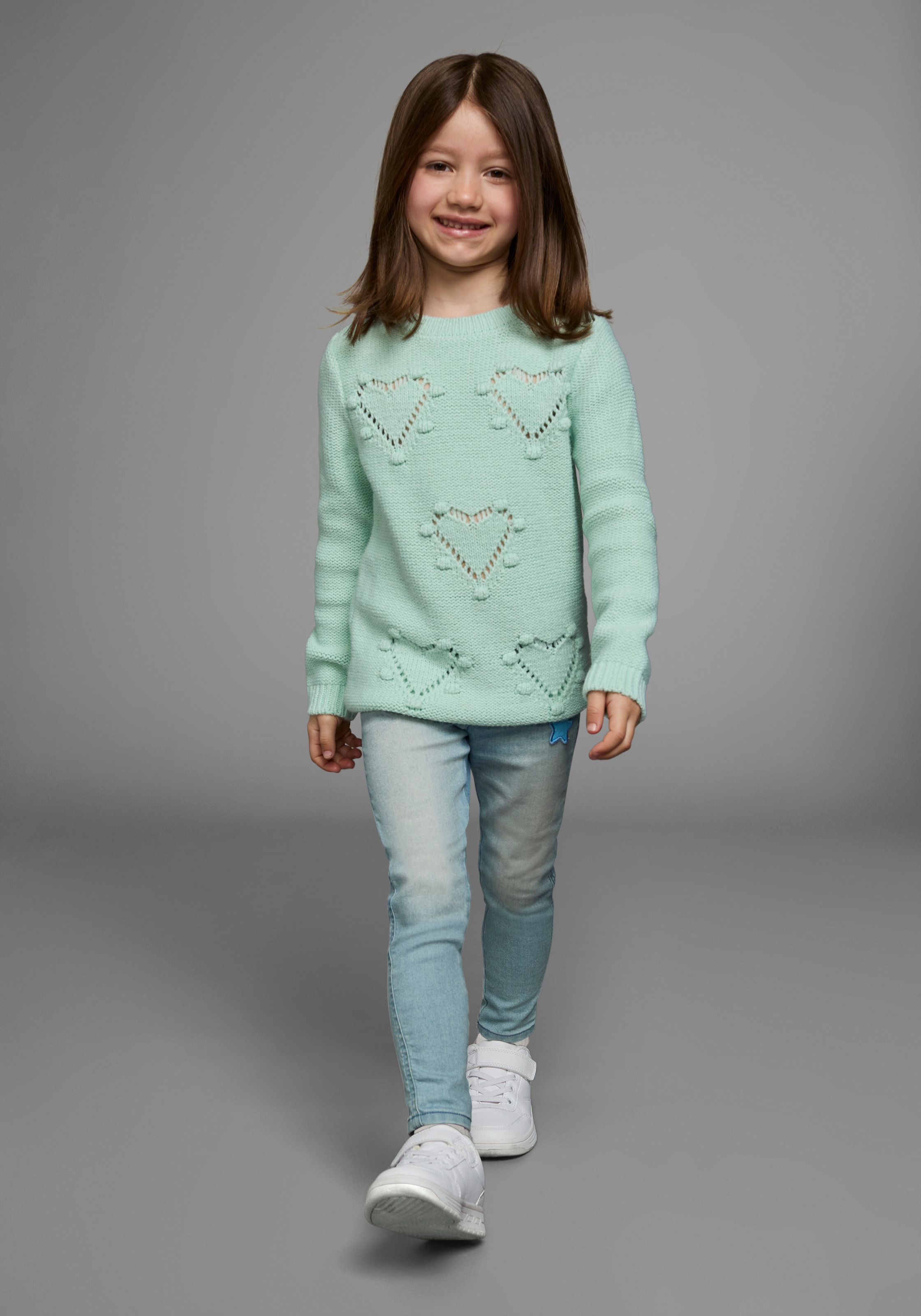 KIDSWORLD Strickpullover »Pulli für kleine Mädchen« gestricktem Herzchenmuster