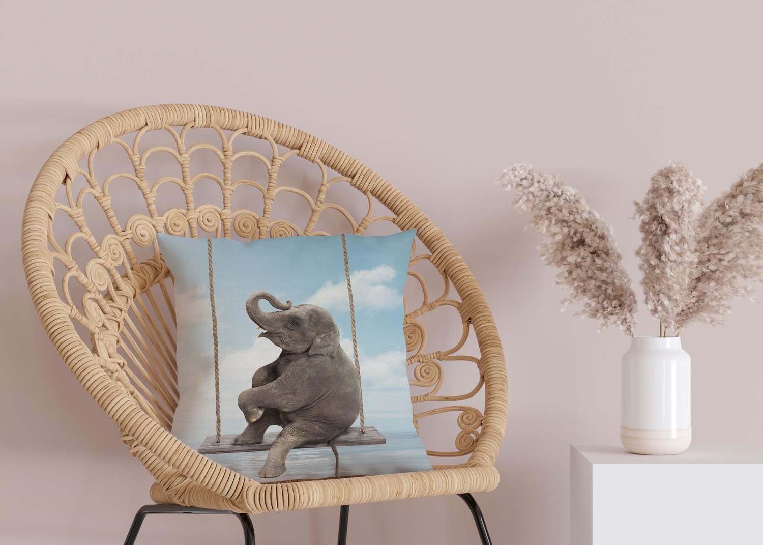 queence Dekokissen »Elefant auf Schaukel«, Kissenhülle mit HD Premium Druck, geruchsneutral, 40x40cm