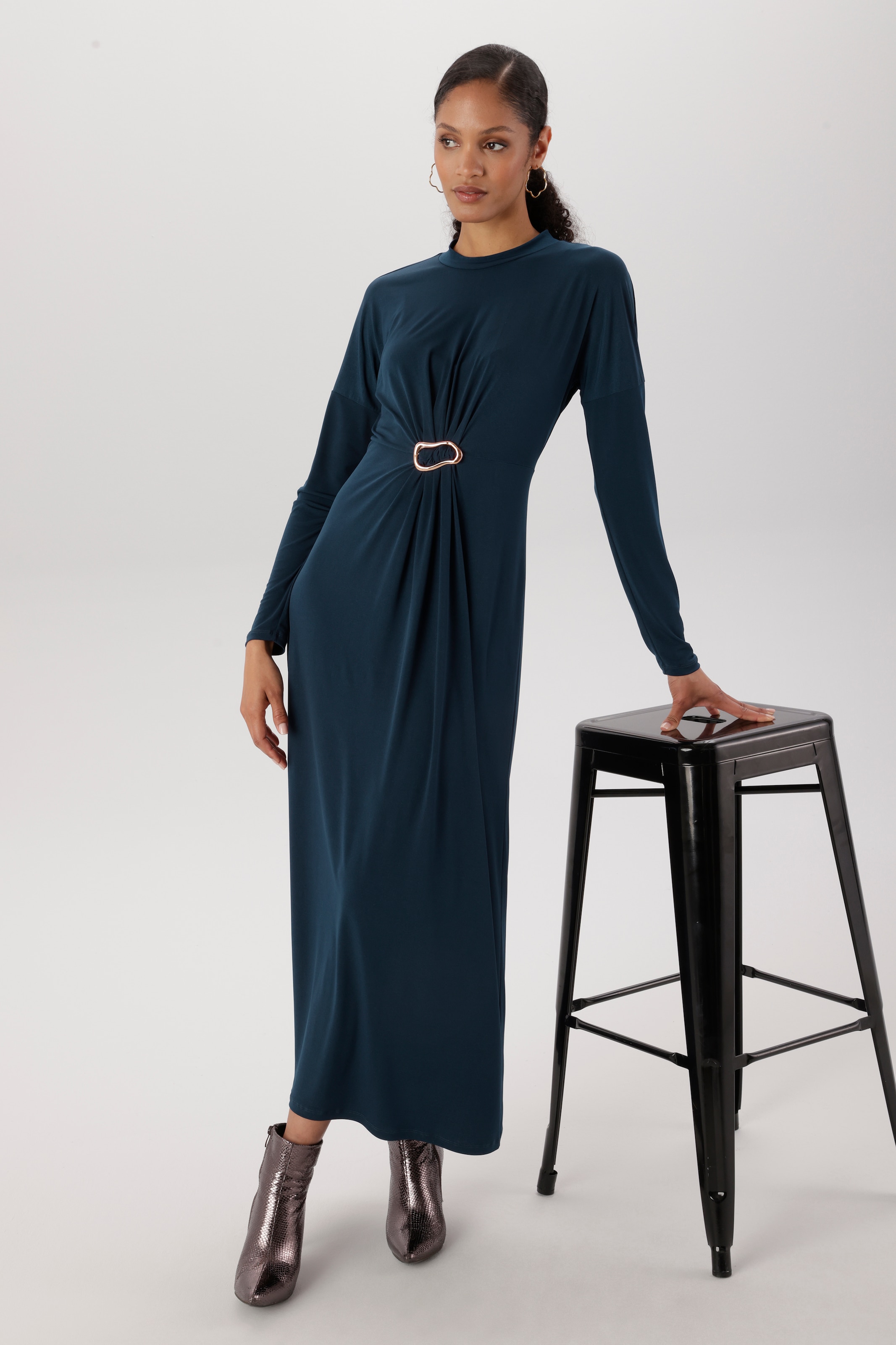Aniston SELECTED Maxikleid schmeichelnde Raffung mit dekorativer Brosche - NEUE KOLLEKTION