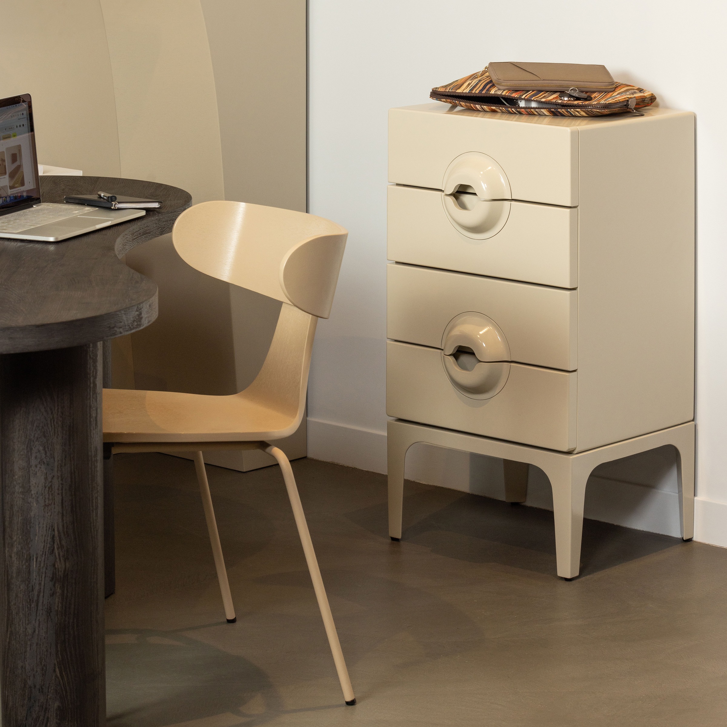 WOOOD Kommode »Merge Eukalyptusholz mit Metallbeinen H 89 x B 44 x T 45 cm« Einzigartiger Griff, Tragkraft 10 kg pro Auszug, montiert geliefert