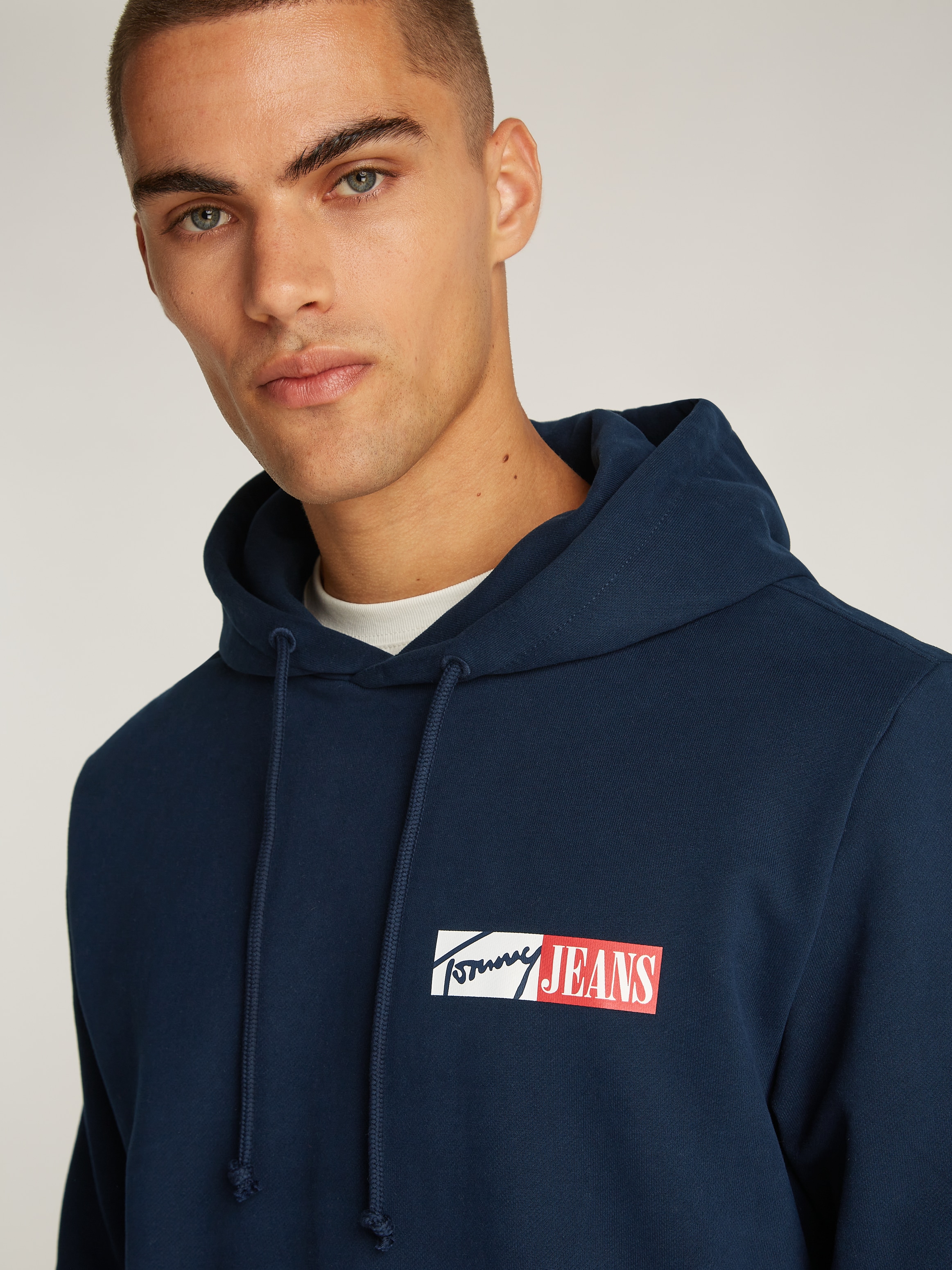 Tommy Jeans Plus Hoodie »TJM REG ENTRY GRAPHIC HOODIE EXT« in Großen Größen, Logodruck, Kängurutasche