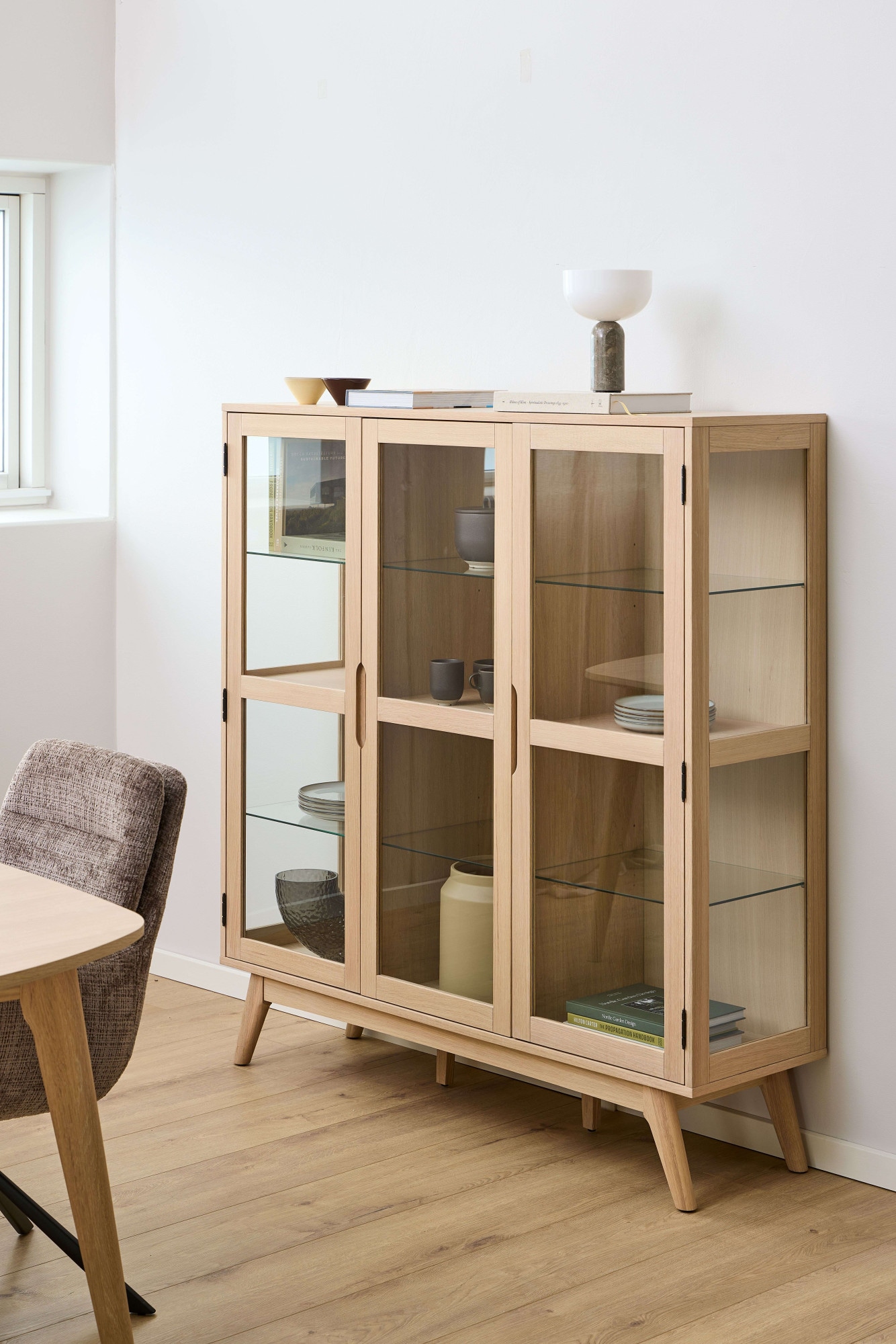 ACTONA GROUP Vitrine »Marte« ölbehandeltes Eiche Furnier, 2 Türen, klar Glas, 140x40x148 cm