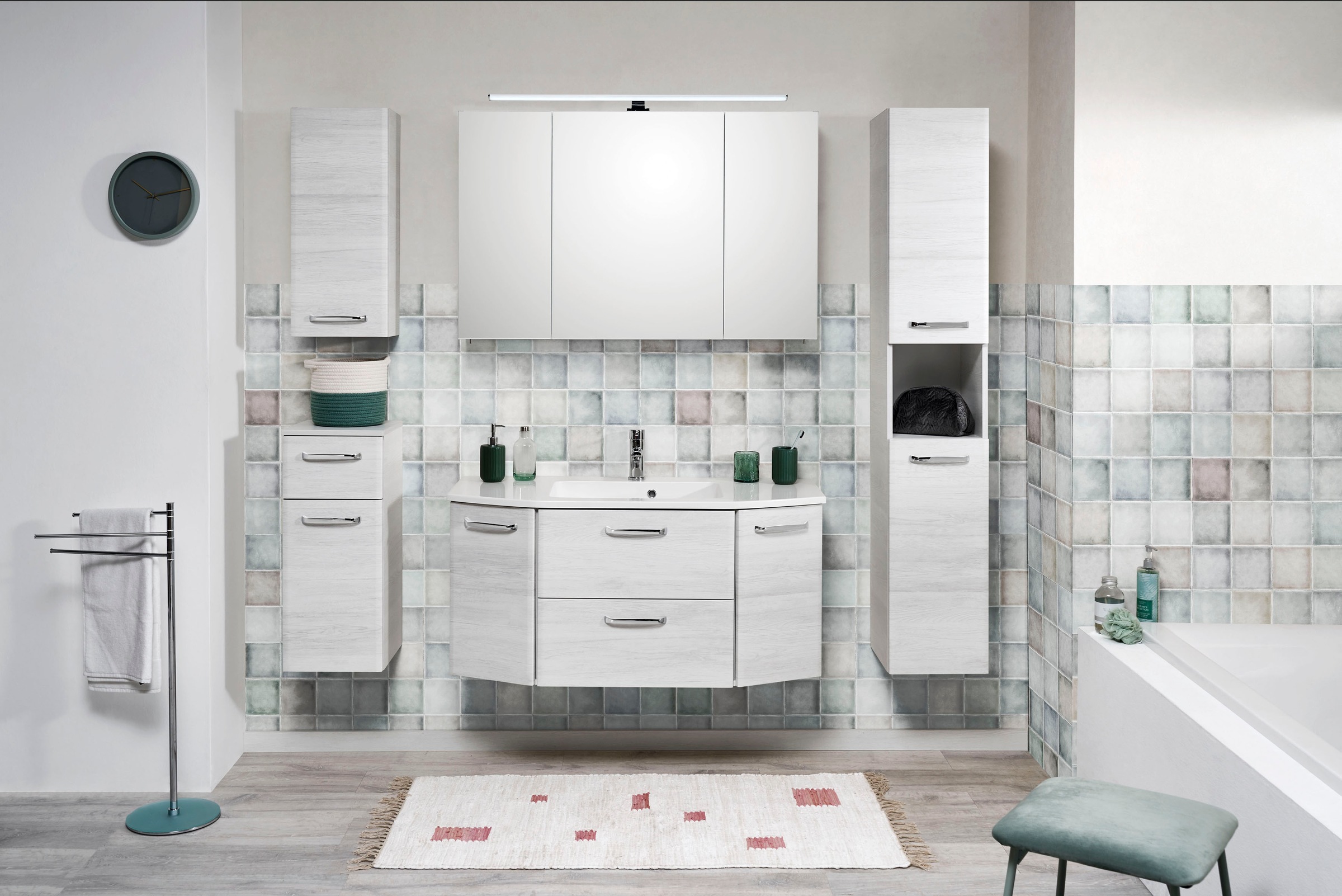 Saphir Hochschrank »Quickset Badschrank 30 cm breit, 2 Türen, 1 Nische, 3 Einlegeböden« Badezimmer-Hochschrank inkl. Türdämpfer, Griffe in Chrom glänzend