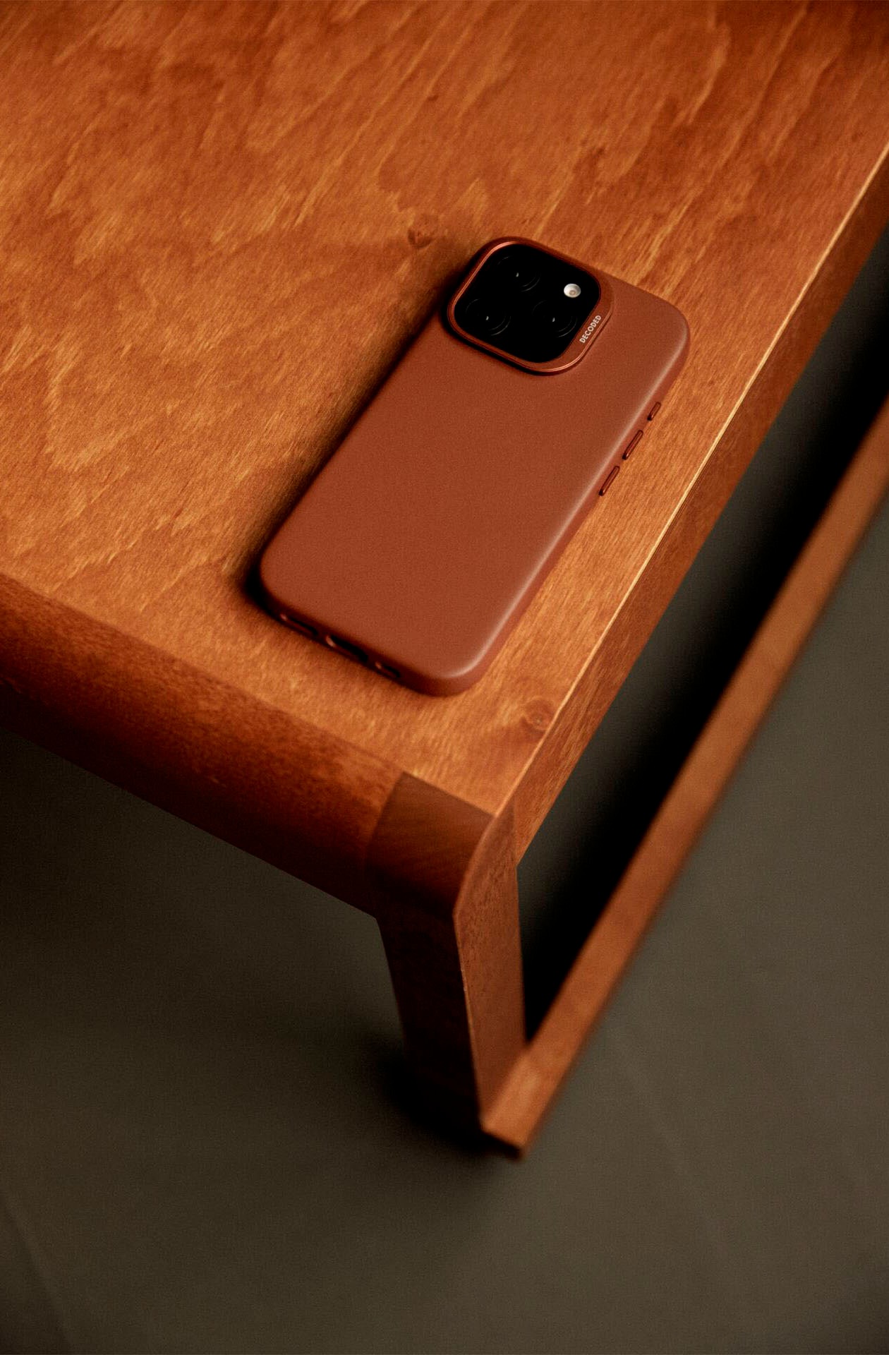 DECODED Smartphone-Hülle »Leather Backcover iPhone 16 Pro«, Smartphones