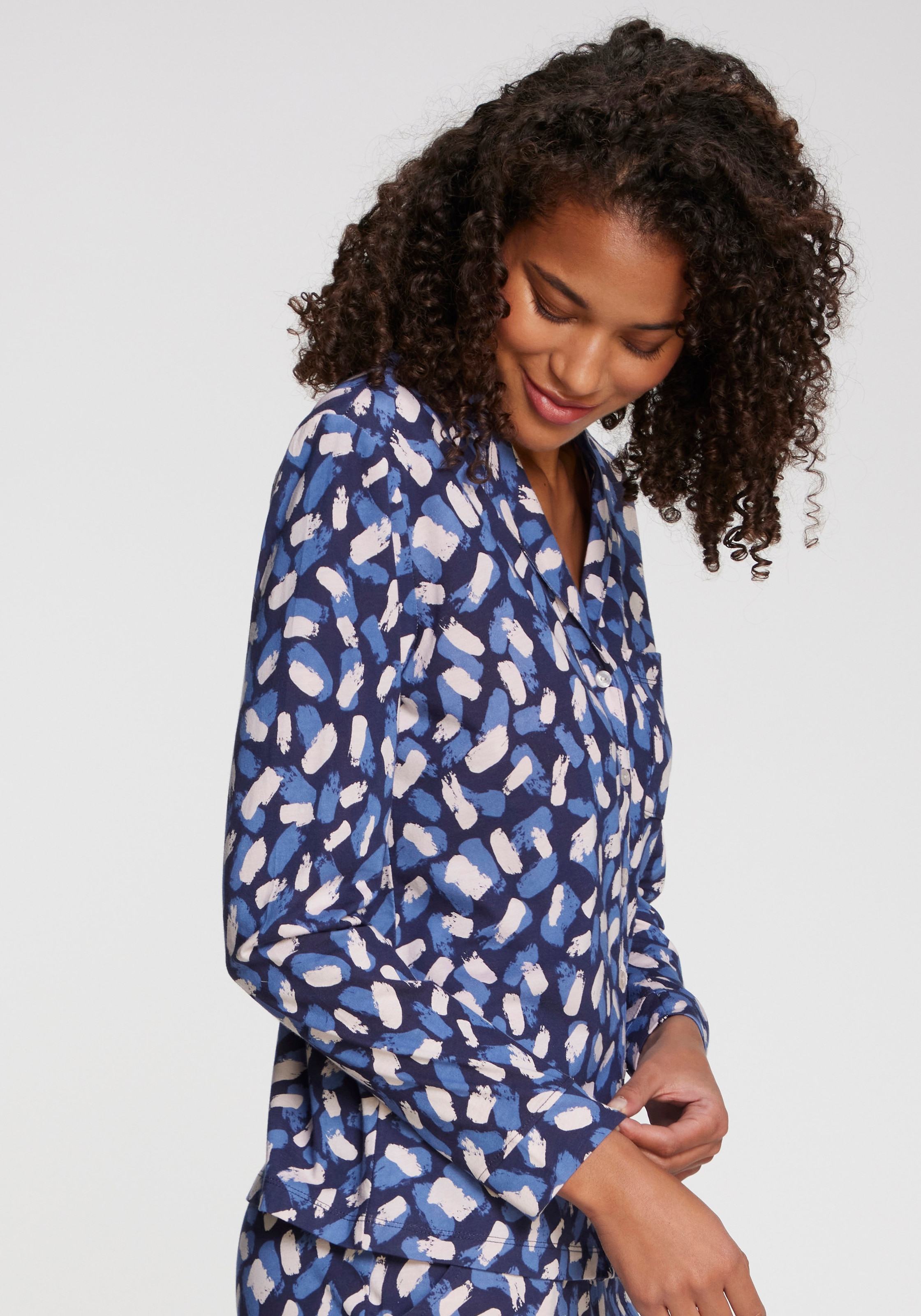 s.Oliver Pyjamaoberteil Mit schönem Alloverdruck