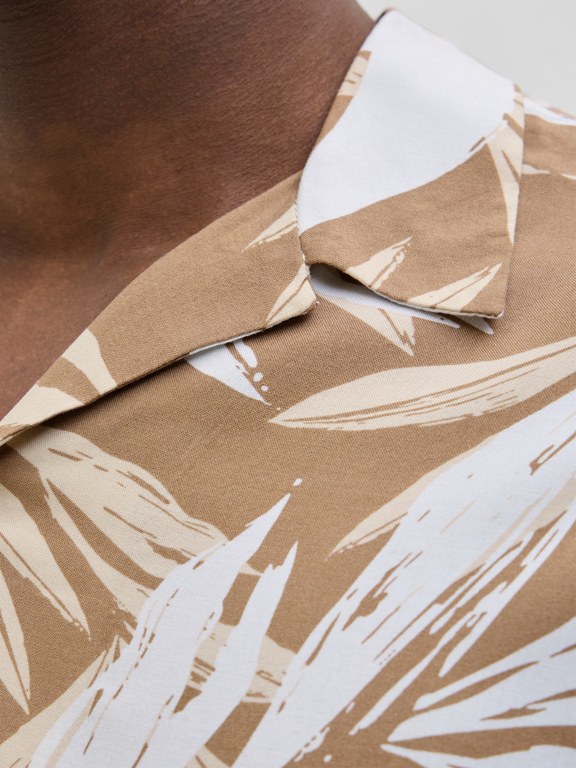 Jack & Jones Kurzarmhemd »JJEJEFF TROPICAL AOP RESORT SHIRT SS SN« mit All-Over Print