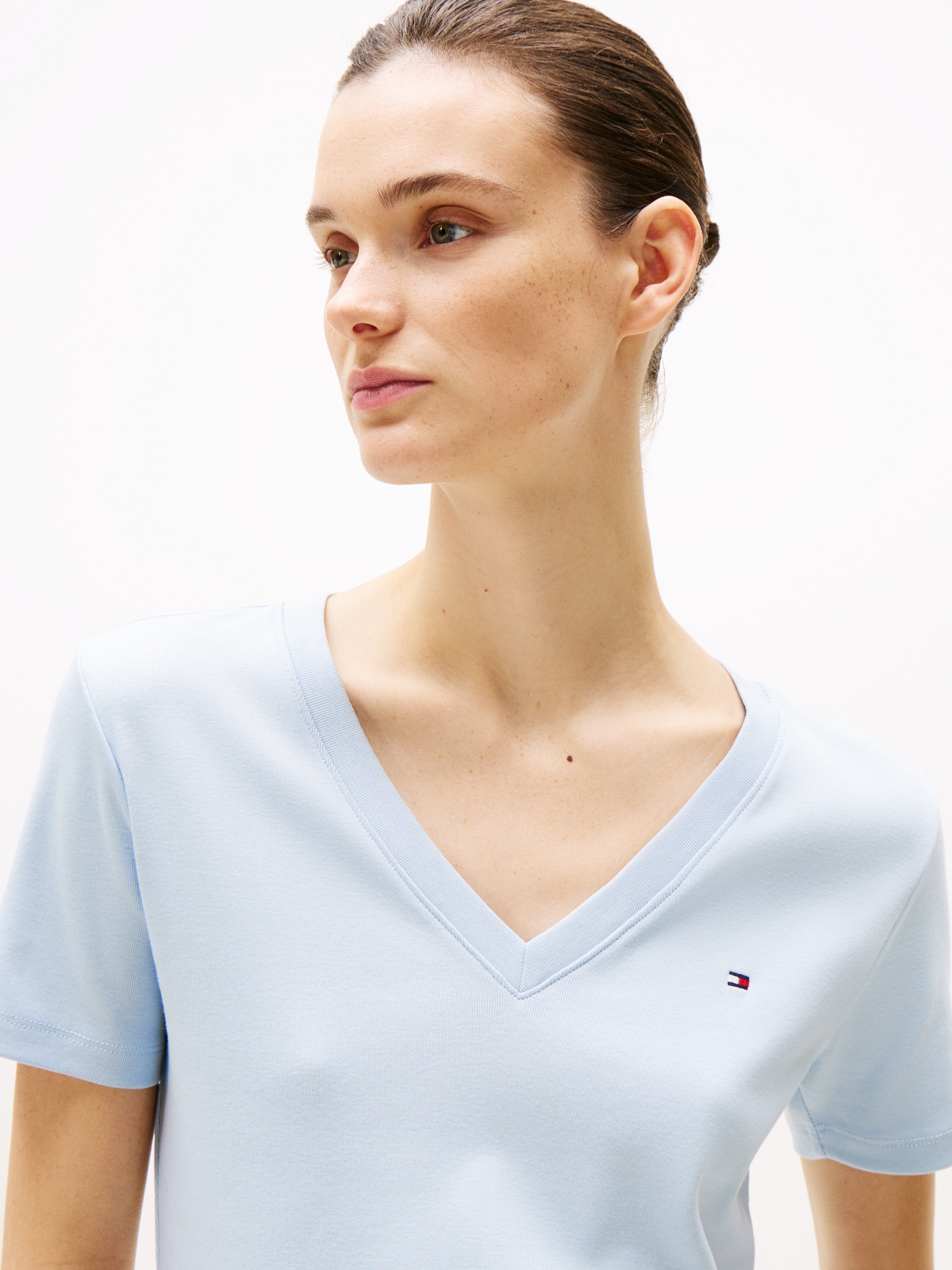 Tommy Hilfiger T-Shirt »SLIM CODY V-NK SS«, mit Logostickerei