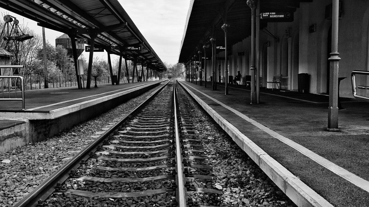 Papermoon Fototapete »Bahnsteig Schwarz & Weiß« günstig online kaufen