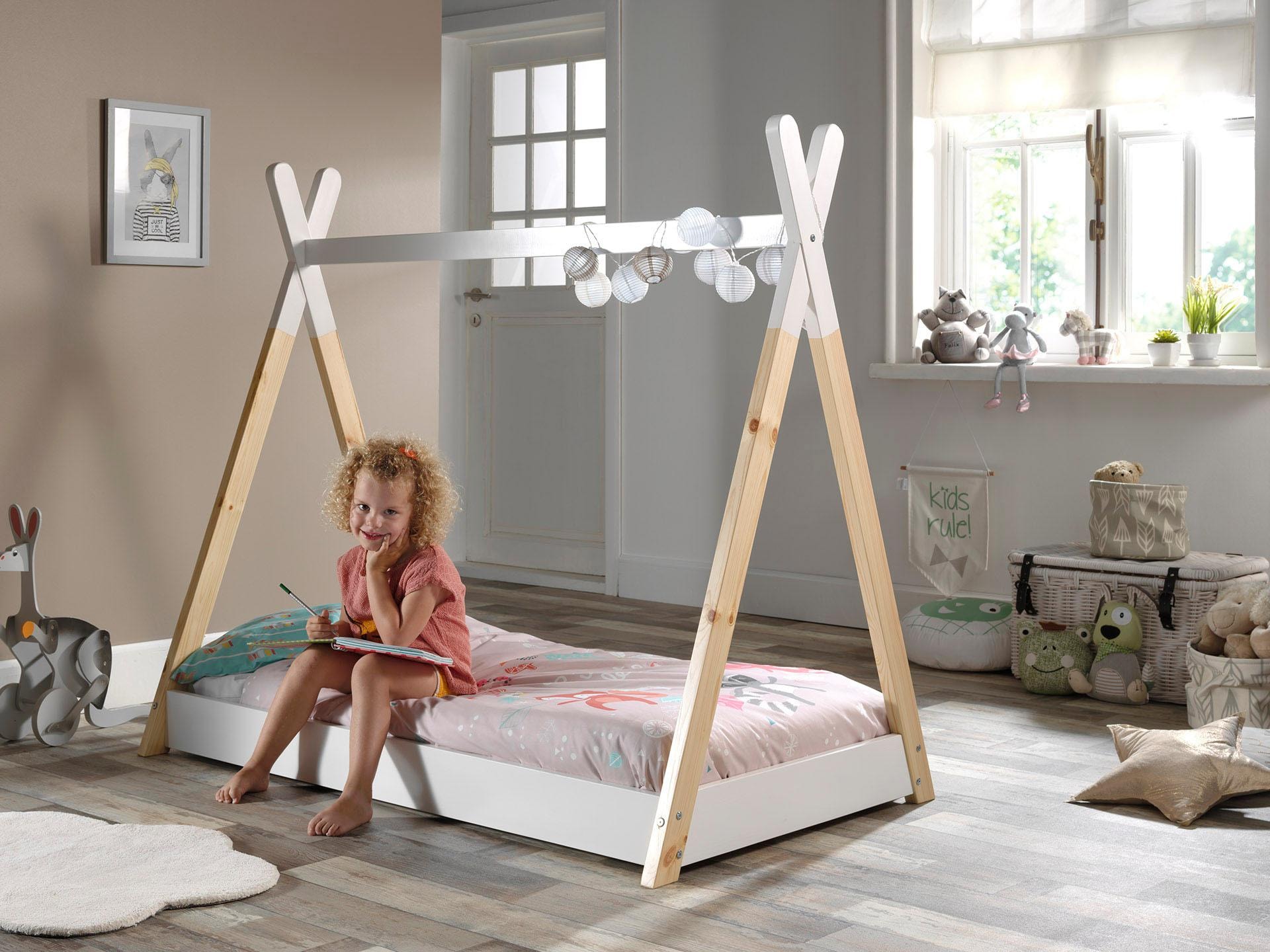 Vipack Kinderbett »Tipi, mit Querstange in Zelt-Optik, Kiefer massiv«, (inkl. Lattenrost, Bettrahmen in Weiß, 2 Größen zur Auswahl), Bodenfreiheit 1,5 cm für bessere Belüftung