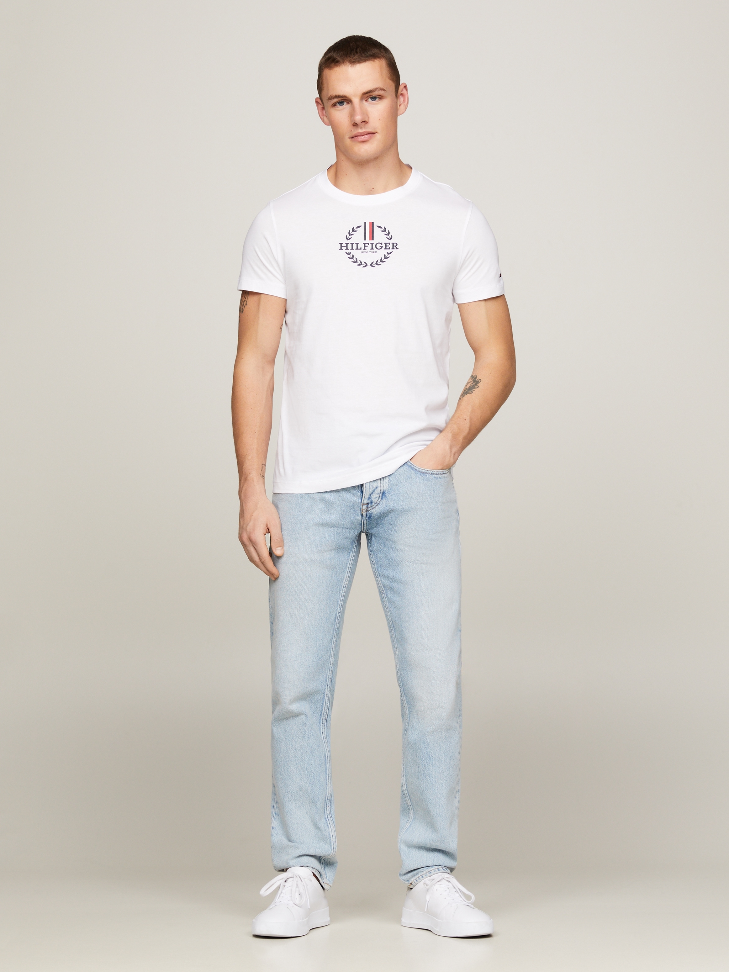 Tommy Hilfiger T-Shirt »GLOBAL STRIPE WREATH TEE« mit Archive-Wappen-Logo