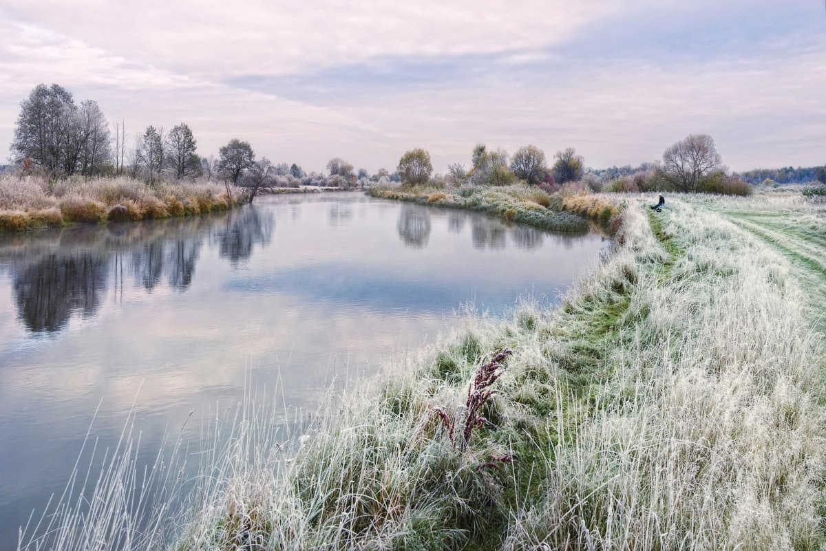 Papermoon Fototapete »Fluss durch Schneelandschaft« günstig online kaufen