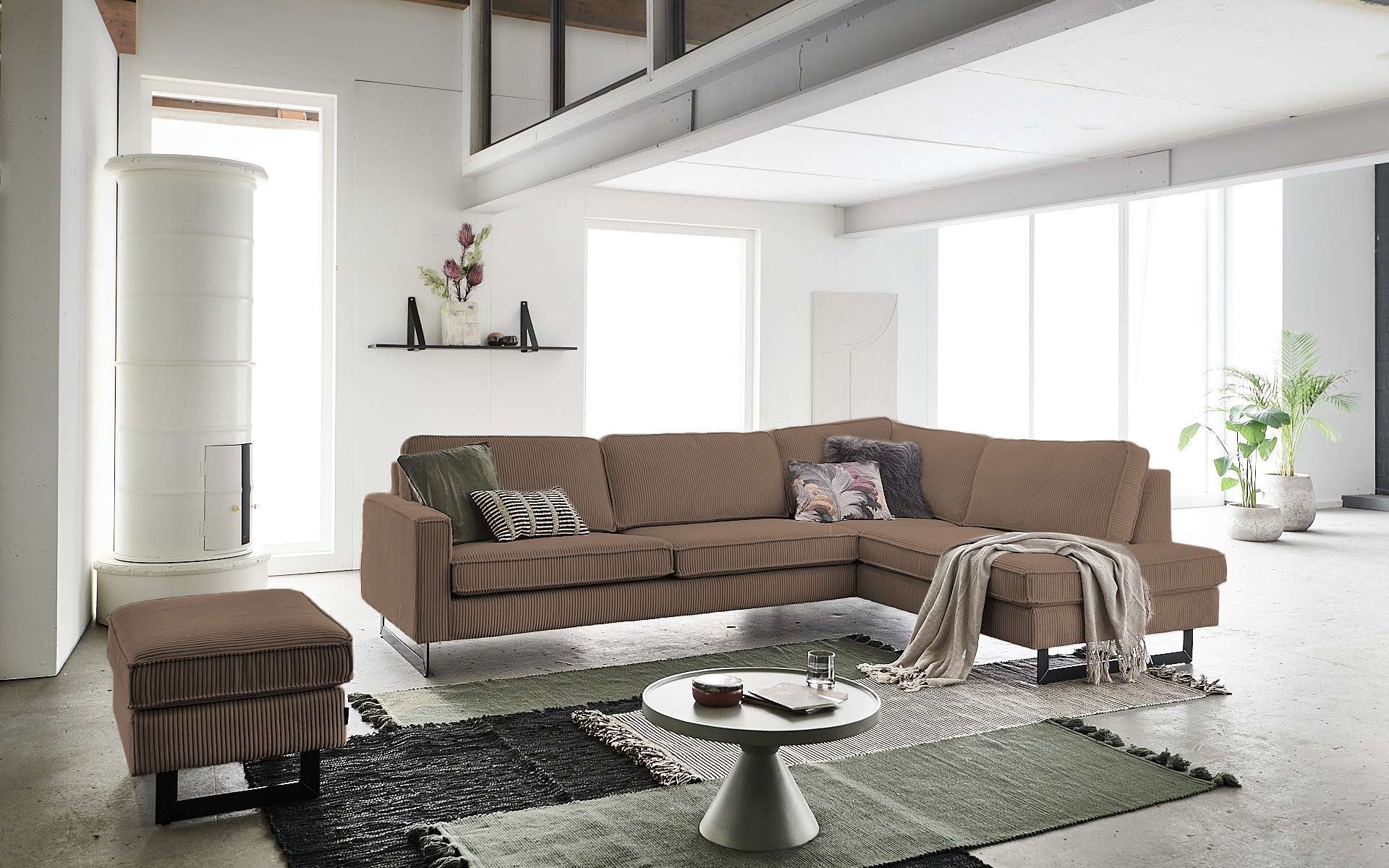 Places of Style Ecksofa »Pinto, 290 cm, Cord, Chenille, Lederoptik, Ottomane links / rechts«, mit Keder, schwarze Metallfüße, Wellenunterfederung