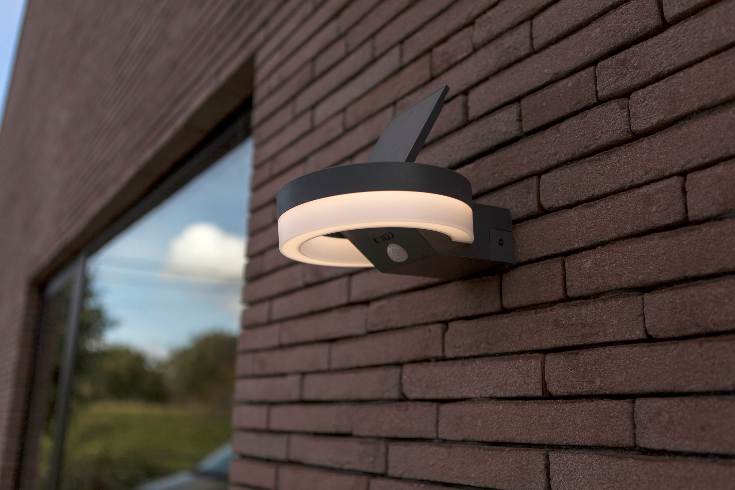 LUTEC LED Solarleuchte »LED-Solar-Aussenwandl. mit BWM RUNDA«, 1 flammig, Leuchtmittel LED-Board | LED fest integriert, Schwenkbares Solarpanel