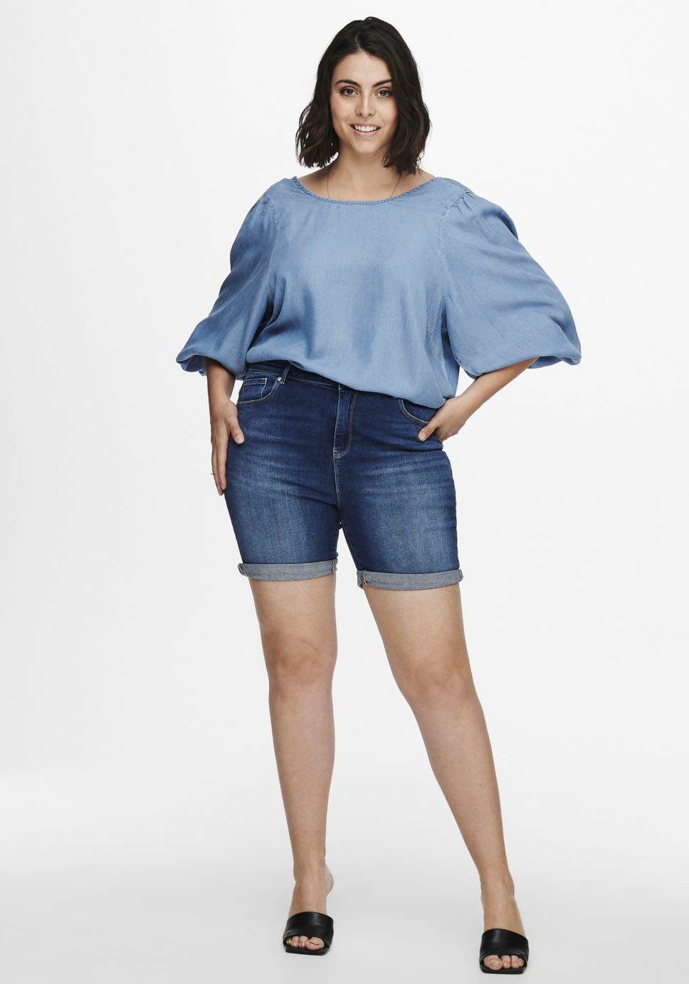 ONLY CARMAKOMA Jeansshorts, mit leichten Abriebeffekten